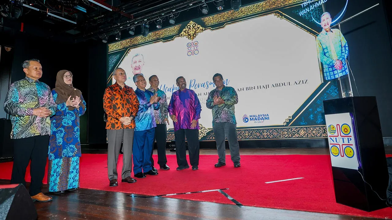 KOTA BHARU, 3 Sept - Timbalan Ketua Pengarah Jabatan Perkhidmatan Awam (Operasi) Datuk Mohd Shaiful Ibrahim (tiga kiri) merasmikan majlis Makan Malam sempena Perasmian Persidangan Perwakilan Tritahunan NUTP Kali ke-24 di Kota Bharu malam ini. Turut hadir, Presiden Kesatuan Perkhidmatan Perguruan Kebangsaan (NUTP) Aminuddin Awang (tengah). - fotoBERNAMA (2026) HAK CIPTA TERPELIHARA
