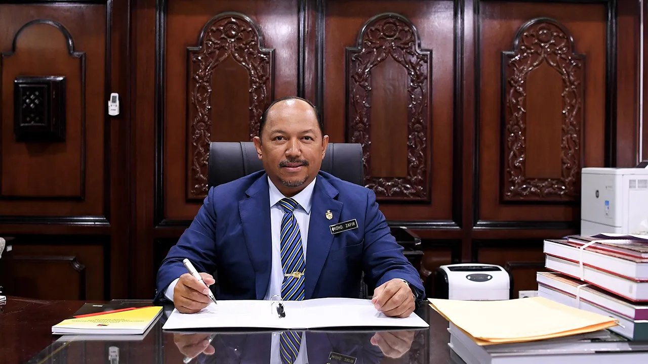 SEREMBAN, 7 Jun - Setiausaha Kerajaan Negeri Sembilan yang baharu Datuk Mohd Zafir Ibrahim memulakan tugas rasmi selepas mengangkat sumpah jawatan pada Majlis Angkat Sumpah dan Tandatangan Simpan Rahsia Setiausaha Kerajaan Negeri Sembilan di Wisma Negeri, hari ini. - fotoBERNAMA