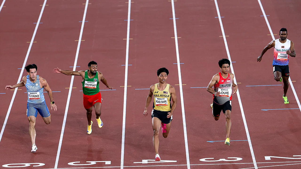 NAGOYA , 24 Sept - Pelari pecut negara Muhammad Azeem Mohd Fahmi ketika beraksi dalam saringan 100 Meter Lelaki pada Sukan Asia Aichi-Nagoya 2026 di Nagoya City Mizuho Park Athletic Stadium hari ini. Pelari berusia 22 tahun itu menamatkan saringan 100 Meter Lelaki sebagai pelari terpantas pada saringan lima dengan catatan 10.17s untuk mara ke separuh akhir yang dijadualkan berlangsung esok. - fotoBERNAMA