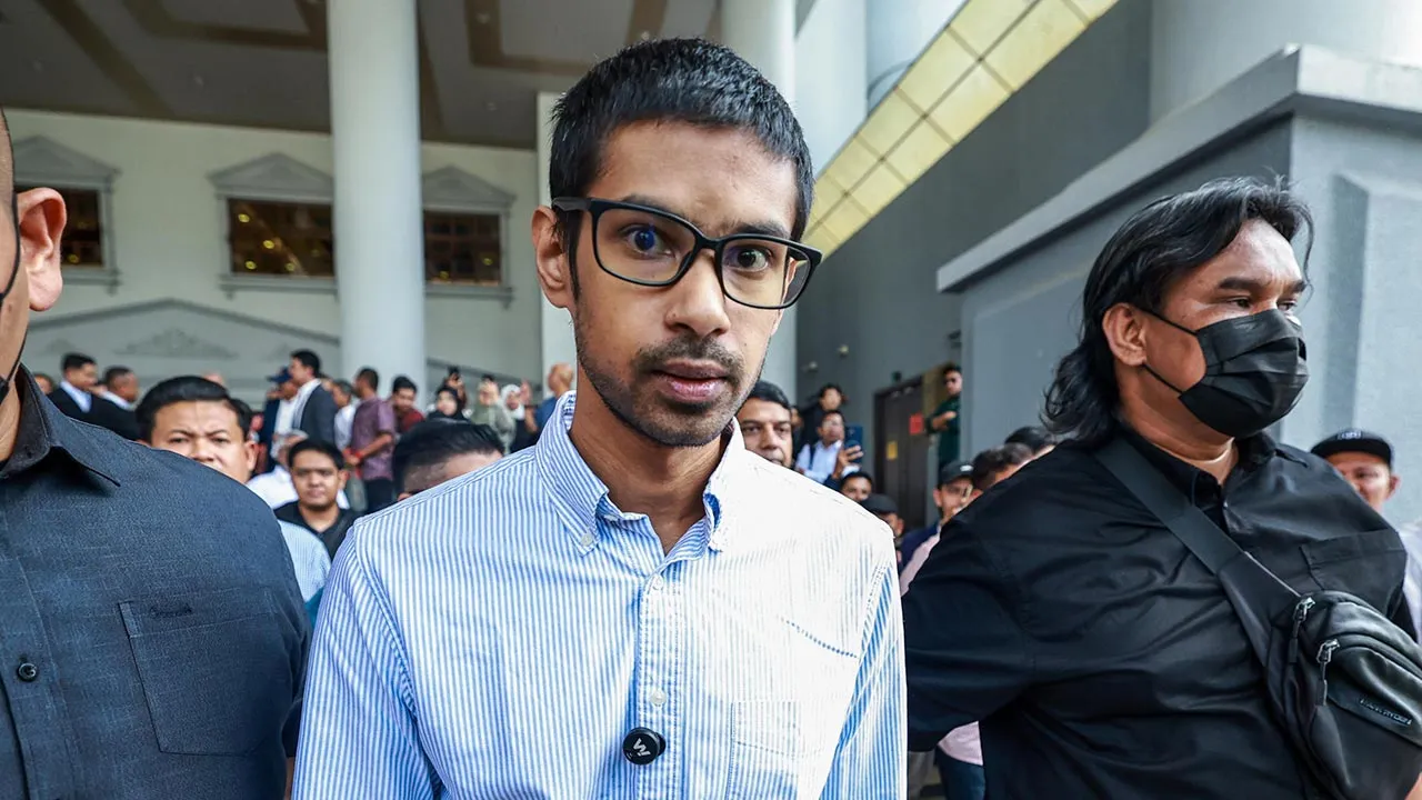 KUALA LUMPUR, 12 Jun - Bekas pembantu penyelidik kepada seorang ahli politik Muhammed Yusoff Rawther hari ini dilepaskan dan dibebaskan oleh Mahkamah Tinggi di sini hari ini daripada pertuduhan mengedar dadah jenis kanabis dan memiliki dua pucuk pistol tiruan. Hakim Datuk Muhammad Jamil Hussin membuat keputusan itu selepas mendapati pihak pendakwaan gagal membuktikan kes prima facie terhadap Muhammed Yusoff, 32, pada akhir kes pendakwaan. - fotoBERNAMA (2025) HAK CIPTA TERPELIHARA