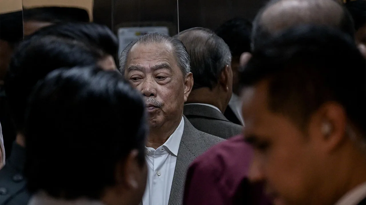 KUALA LUMPUR, 14 Sept - Bekas Perdana Menteri Tan Sri Muhyiddin Yassin hadir di Mahkamah Tinggi hari ini bagi perbicaraan tujuh pertuduhan menyalahgunakan kedudukan dan pengubahan wang haram. Muhyiddin, 79, yang ketika kejadian merupakan Perdana Menteri dan Presiden Bersatu,_BERNAMA