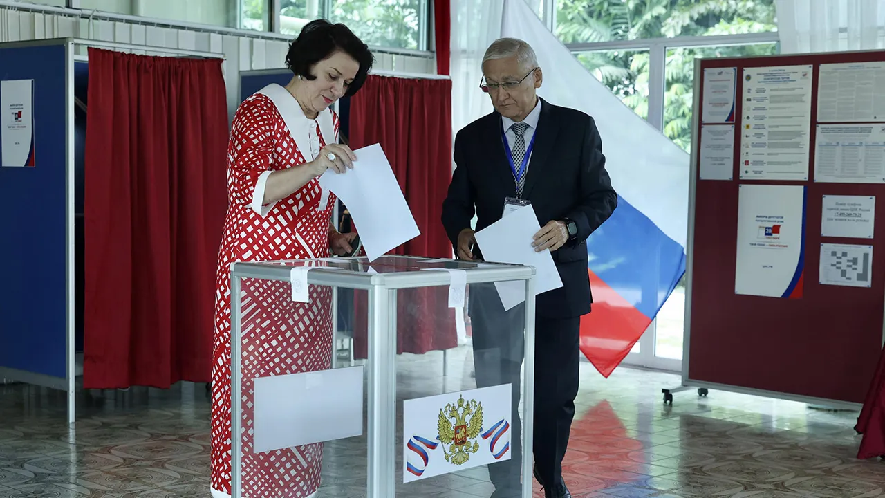 KUALA LUMPUR, 20 Sept - Duta Besar Rusia ke Malaysia, Naiyl M. Latypov (kanan) dan isterinya Marina Latypova melakukan proses mengundi sempena pilihan raya Parlimen Rusia di Kedutaan Rusia hari ini. - fotoBERNAMA (2026) 