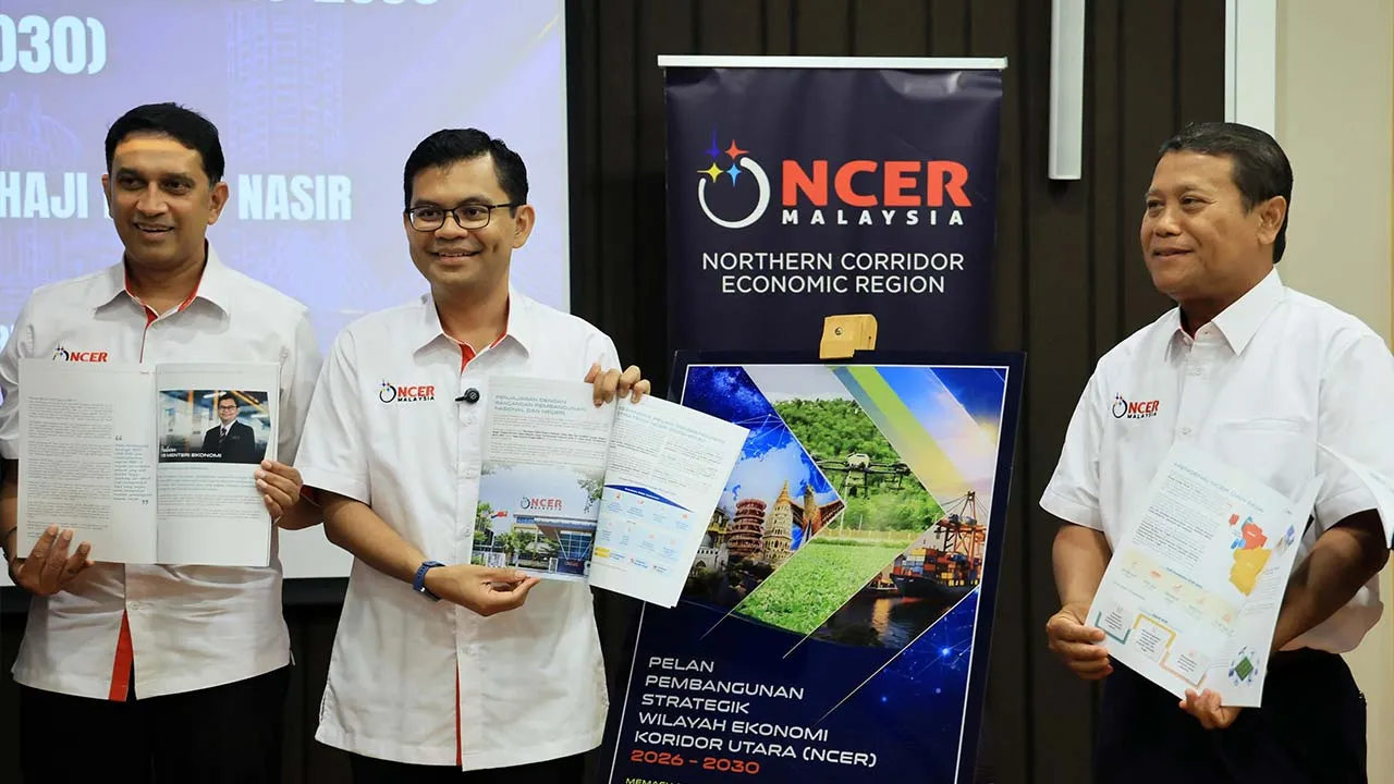 PUTRAJAYA, 15 Sept - Menteri Ekonomi Akmal Nasrullah Mohd Nasir (dua kiri) menunjukkan Pelan Pembangunan Strategik Wilayah Ekonomi Koridor Utara (NCER) yang dilancarkan hari ini. Turut sama Ketua Setiausaha Kementerian Ekonomi Datuk Seri Nor Azmie Diron (kanan) dan Ketua Eksekutif Pihak Berkuasa Pelaksanaan Koridor Utara (NCIA) Mohamad Haris Kader Sultan (kiri). - fotoBERNAMA (2026) HAK CIPTA TERPELIHARA  Photographed By: FAISAL JAAFAR  Filename: PTJ17_15092026_STRATEGIK_NCER.JPG