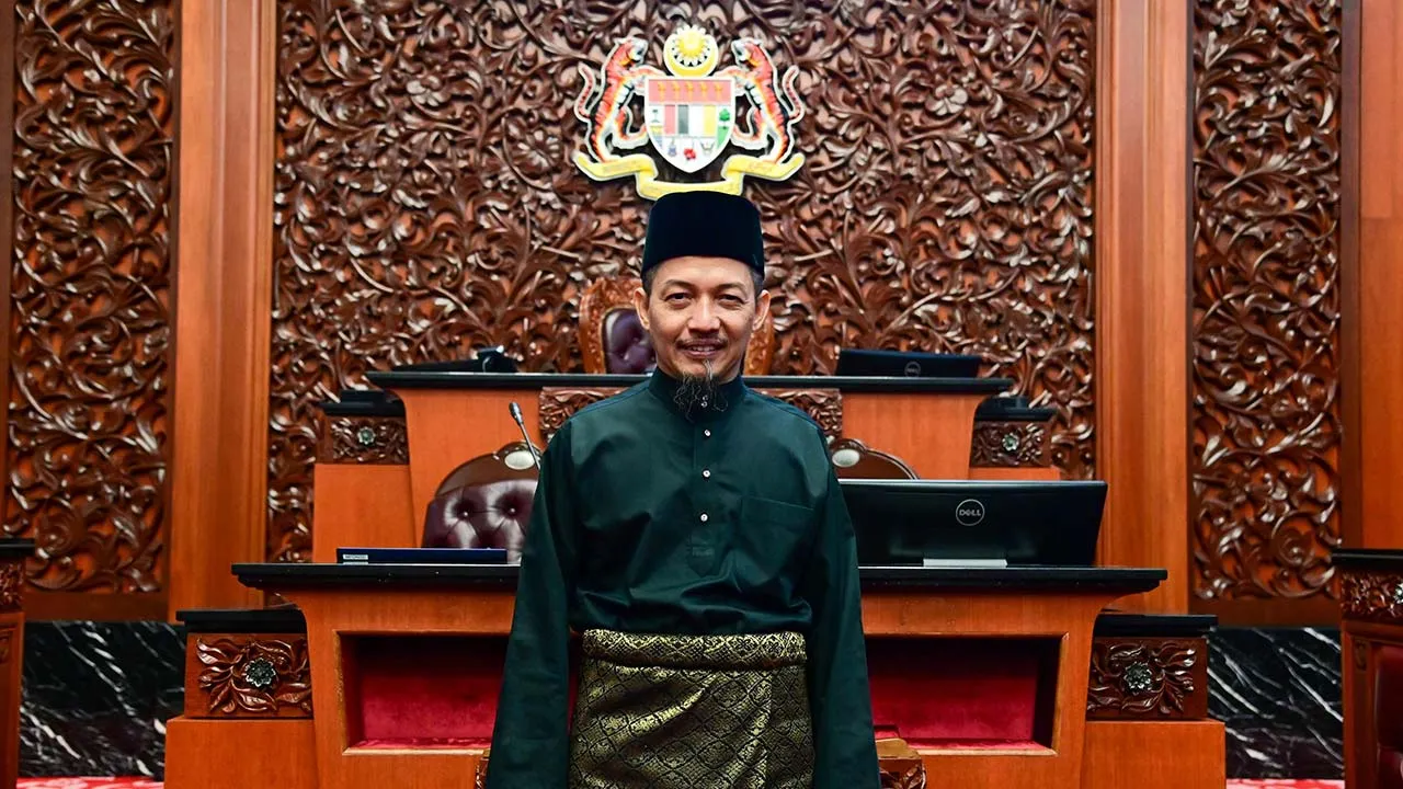 KUALA LUMPUR, 19 Sept - " - " Bekas Ahli Parlimen Bachok, Senator Nik Mohamad Abduh Nik Abdul Aziz bergambar selepas mengangkat sumpah jawatan sebagai Ahli Dewan Negara bagi tempoh sepenggal berkuat kuasa hari ini. Upacara mengangkat sumpah jawatan berkenaan berlangsung di hadapan Yang Dipertua Dewan Negara Tan Sri Dr Wan Junaidi Tuanku Jaafar di bangunan Parlimen hari ini. - fotoBERNAMA (2023) HAK CIPTA TERPELIHARA  Photographed By: PARLIMEN MALAYSIA  Filename: KL13_19092023_NIK_ABDUH.jpg