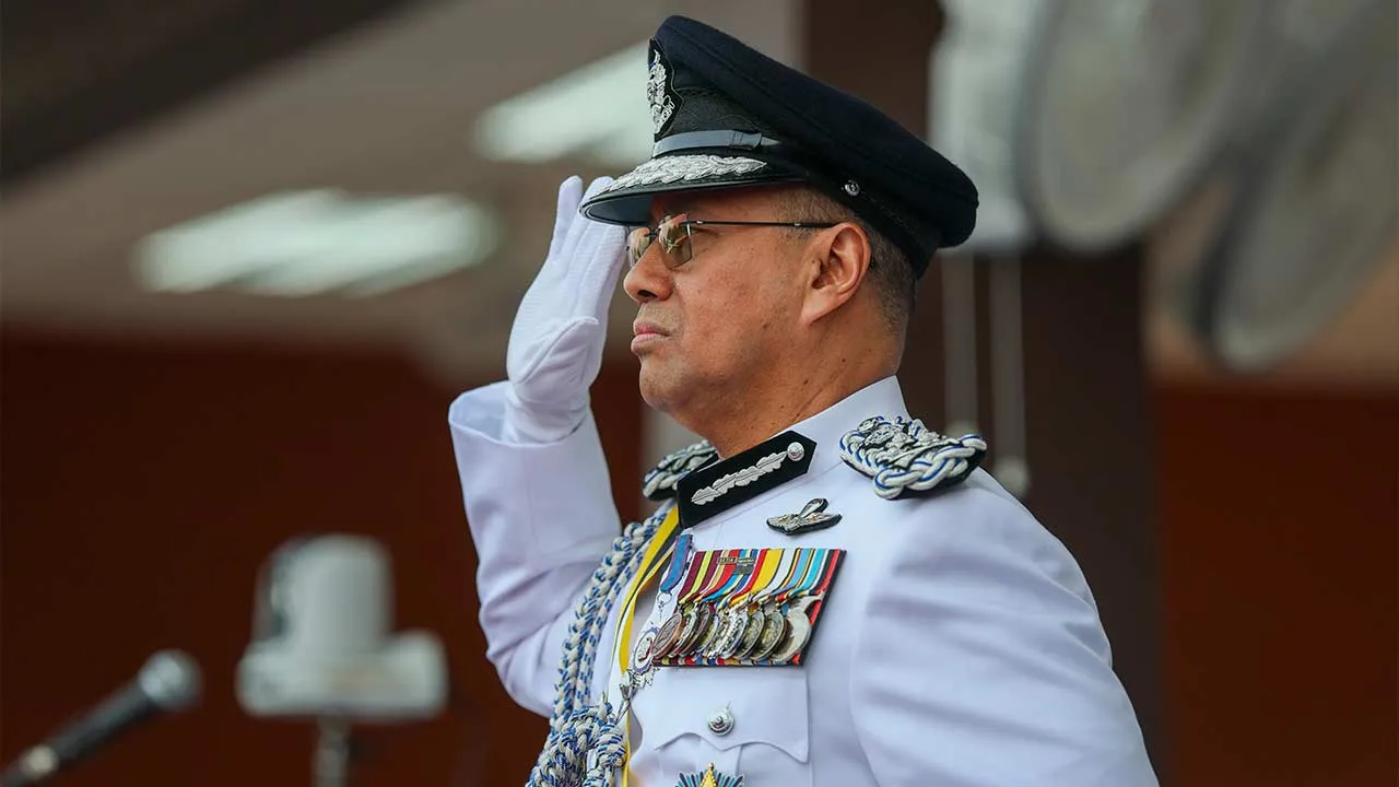 BACHOK, 14 Sept - Pengarah Jabatan Pencegahan Jenayah dan Keselamatan Komuniti Bukit Aman, Datuk Noor Hisam Nordin menerima tabik hormat pada Majlis Perbarisan Tamat Latihan dan Penyampaian Sijil Pelantikan Inspektor Kor Sukarelawan Simpanan Polis Siswa/Siswi (SUKSIS) Universiti Awam Ke-22 Tahun 2026 di Universiti Malaysia Kelantan hari ini. - fotoBERNAMA (2026) HAK CIPTA TERPELIHARA