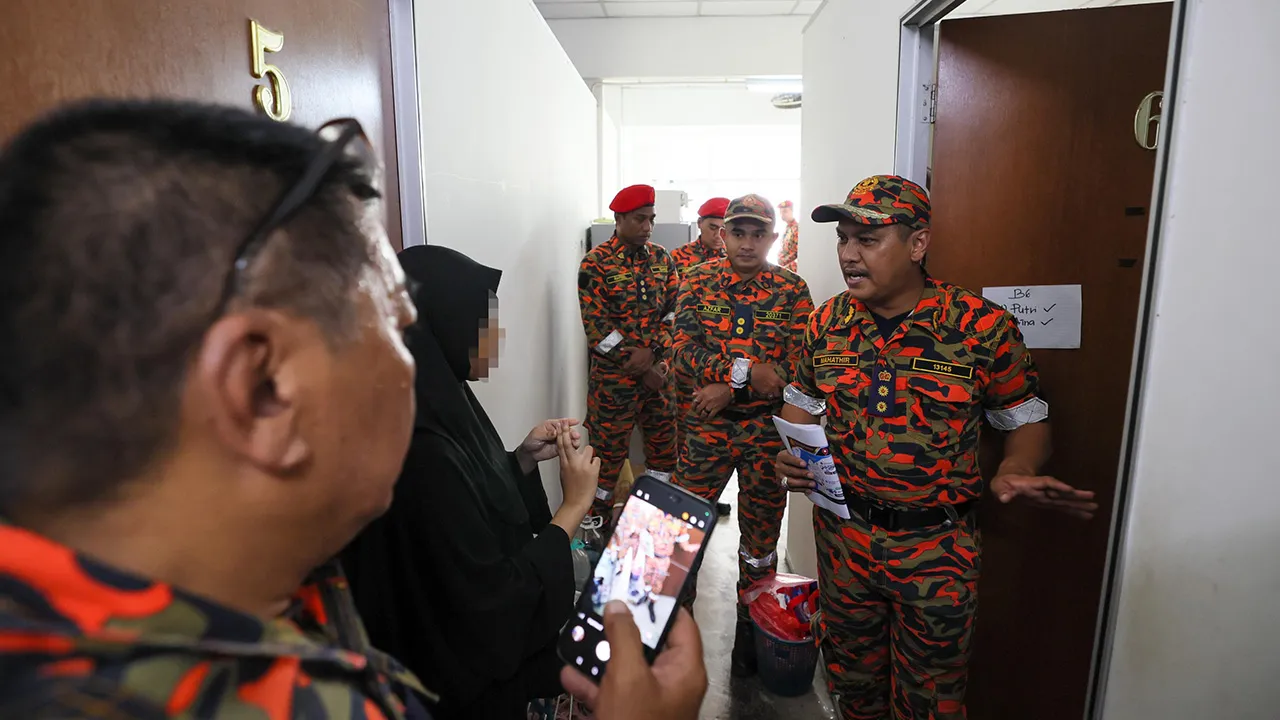 KUALA TERENGGANU, 27 Sept - Pengarah Jabatan Bomba dan Penyelamat Malaysia (JBPM) Terengganu, Nor Mahathir Muhamad (kanan) bertanyakan sesuatu kepada seorang penuntut semasa melakukan pemeriksaan ke atas sebuah bangunan yang diubah suai menjadi bilik menerusi Operasi Bersepadu Pemeriksaan Premis 'Sarang Burung' di sekitar Bandaraya Kuala Terengganu, hari ini. - fotoBERNAMA (2026) HAK CIPTA TERPELIHARA