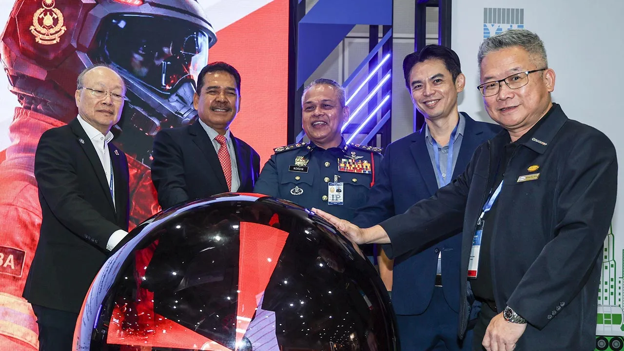 KUALA LUMPUR, Sept 25 - Deputy Director-General (Operations) of the Fire and Rescue Department of Malaysia (JBPM) Datuk Nordin Pauzi (third, right) and Chairman of C.I.S Network Sdn Bhd Datuk Seri Dr Abdul Khani Daud (second, left) during the ceremonial launch of the International Fire Conference and Exhibition Malaysia (IFCEM) at the Kuala Lumpur Convention Centre today. - fotoBERNAMA (2026) COPYRIGHT RESERVED