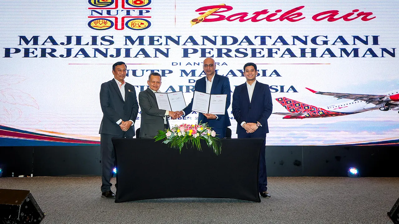 KOTA BHARU, 21 Sept - Presiden NUTP Aminuddin Awang (dua kiri) bersalaman dengan Pengurus jualan korporat Batik Air Malaysia Pravinderjeet Singh (dua kanan) pada Majlis Menandatangani Perjanjian Persefahaman di antara NUTP Malaysia dan Batik Air Malaysia di Kota Bharu hari ini. - fotoBERNAMA (2026)