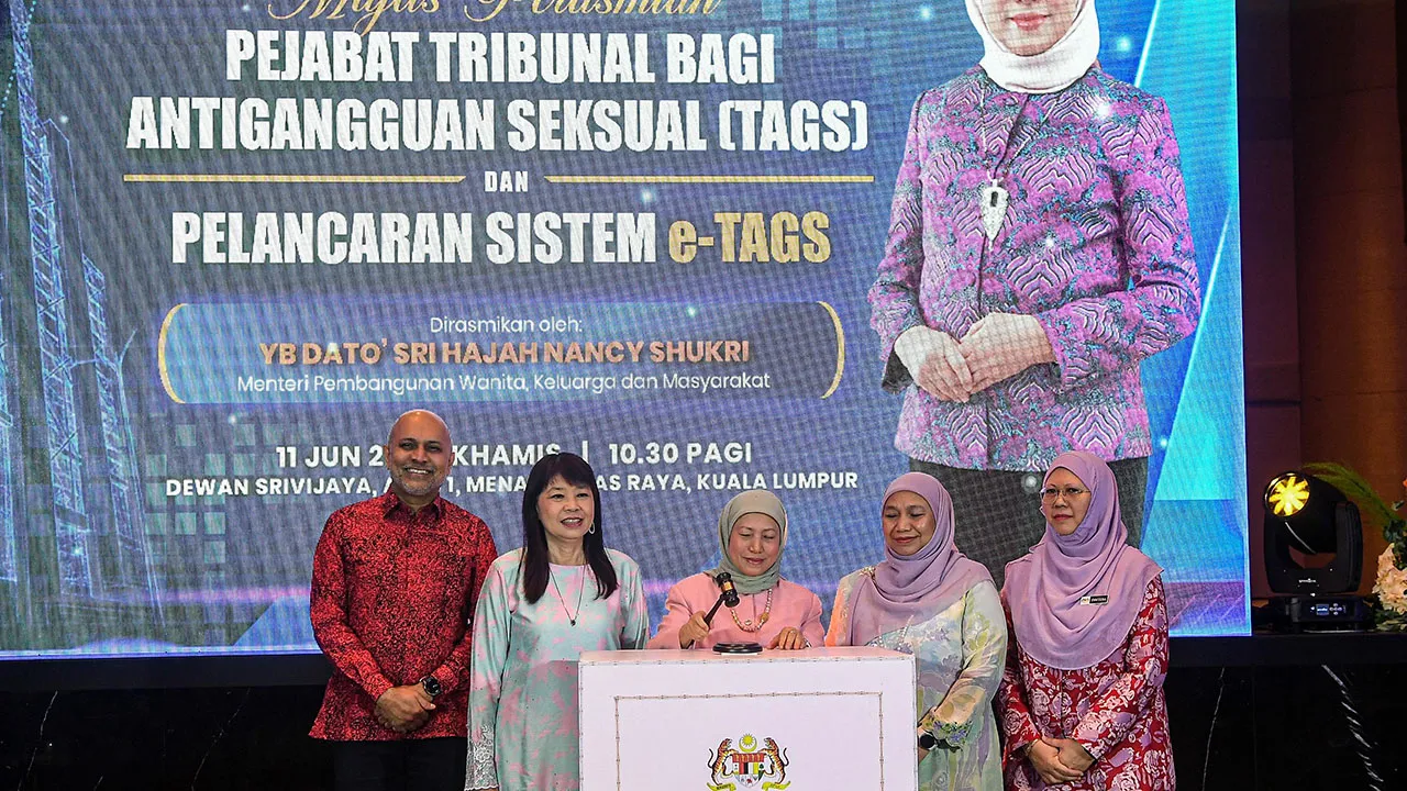 KUALA LUMPUR, 11 Jun - Menteri Pembangunan Wanita Keluarga dan Masyarakat Datuk Seri Nancy Shukri (tengah) merasmikan Pejabat Tribunal Bagi Antigangguan Seksual (TAGS) dan Pelancaran Sistem e-TAGS di Menara Aras Raya hari ini. - fotoBERNAMA (2026) HAK CIPTA TERPELIHARA