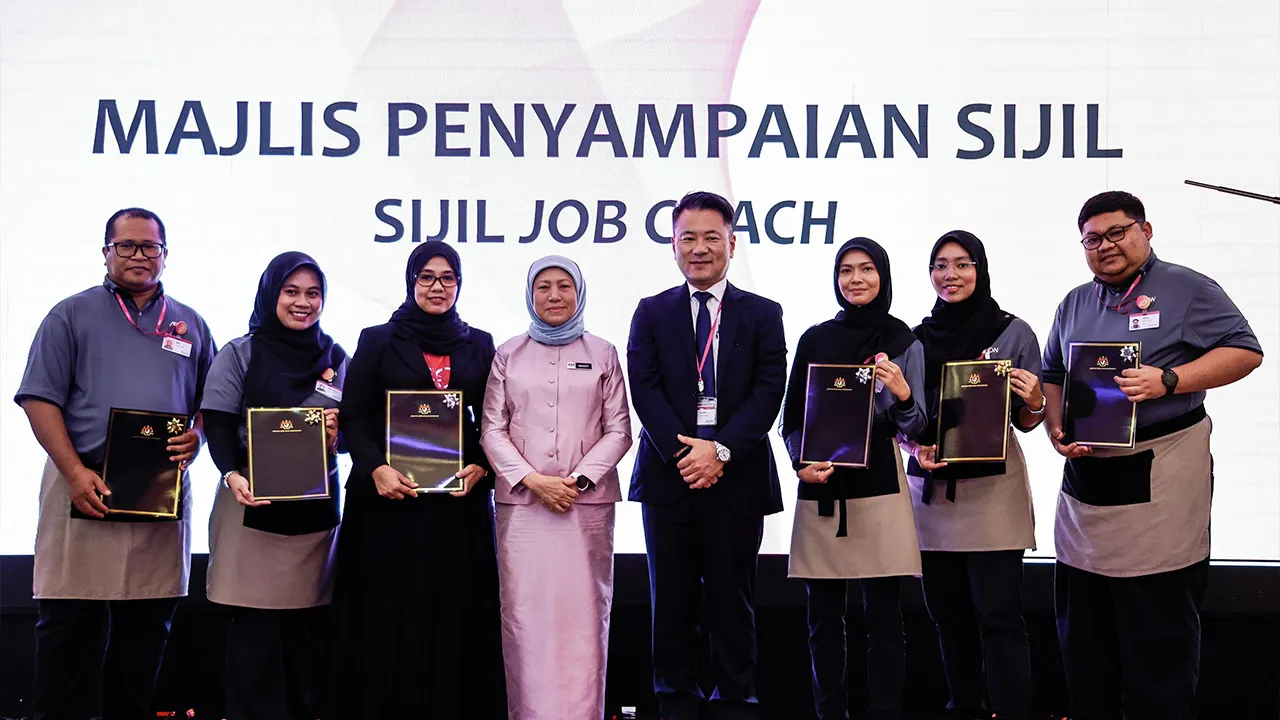 SHAH ALAM, 22 Sept - Menteri Pembangunan Wanita, Keluarga dan Masyarakat Datuk Seri Nancy Shukri bergambar bersama penerima sijil pada Majlis Penutupan Program "'Able for Disable "' dan Penyampaian Sijil Kursus Pengenalan Job Coach AEON 2026 di Pasaraya AEON Shah Alam hari ini. - fotoBERNAMA