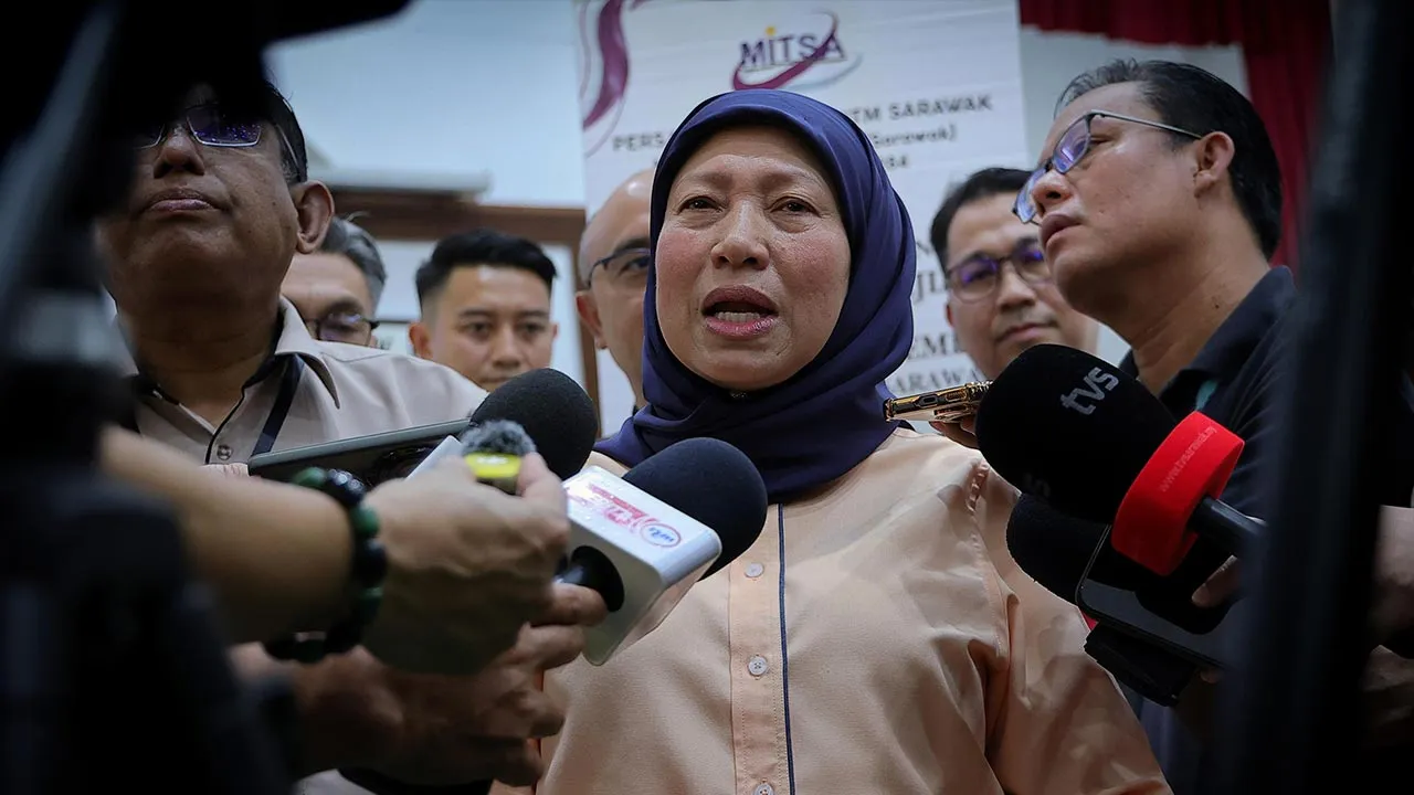 KUCHING, 26 Okt - Menteri Pembangunan Wanita, Keluarga dan Masyarakat Datuk Seri Nancy Shukri bercakap kepada pemberita selepas merasmikan Program Motivasi dan Bimbingan Peluang Pengajian & Kerjaya Pelajar di Sekolah Menengah Kebangsaan Bako dekat sini, hari ini. - fotoBERNAMA (2026) HAK CIPTA TERPELIHARA