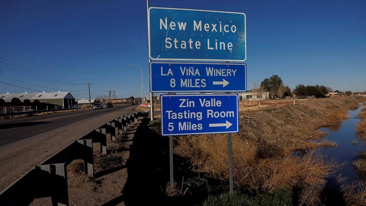 FILE PHOTO: A sign on the highway welcomes drivers from Texas to New Mexico near Santa Teresa, NM, U.S., January 13, 2023. REUTERS/Evelyn Hockstein/File Photo