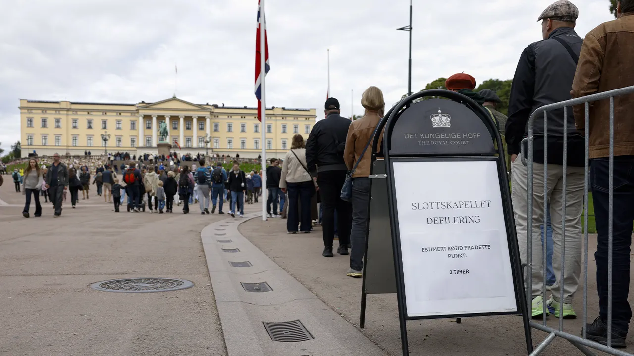 People wait in a line to parade past King Harald's bier, in Oslo, Saturday, Sept. 5, 2026. (Hanna Johre/NTB via AP)