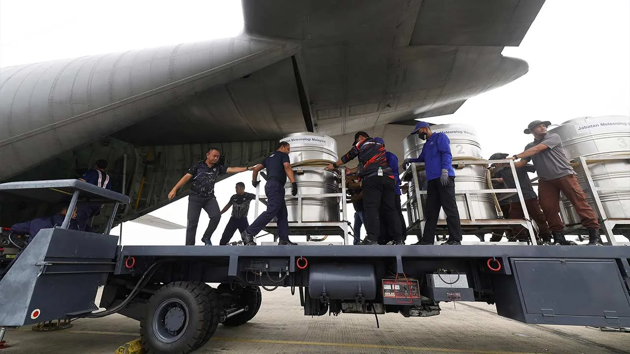 KUCHING, 3 Sept - Kakitangan Jabatan Meteorologi Malaysia (MET) Sarawak menolak tangki mengandungi larutan air garam ke dalam pesawat C130 Tentera Udara Diraja Malaysia (TUDM) bagi menjalankan Operasi Pembenihan Awan (OPA) di Pangkalan TUDM Kuching, hari ini. - fotoBERNAMA (2026) HAK CIPTA TERPELIHARA