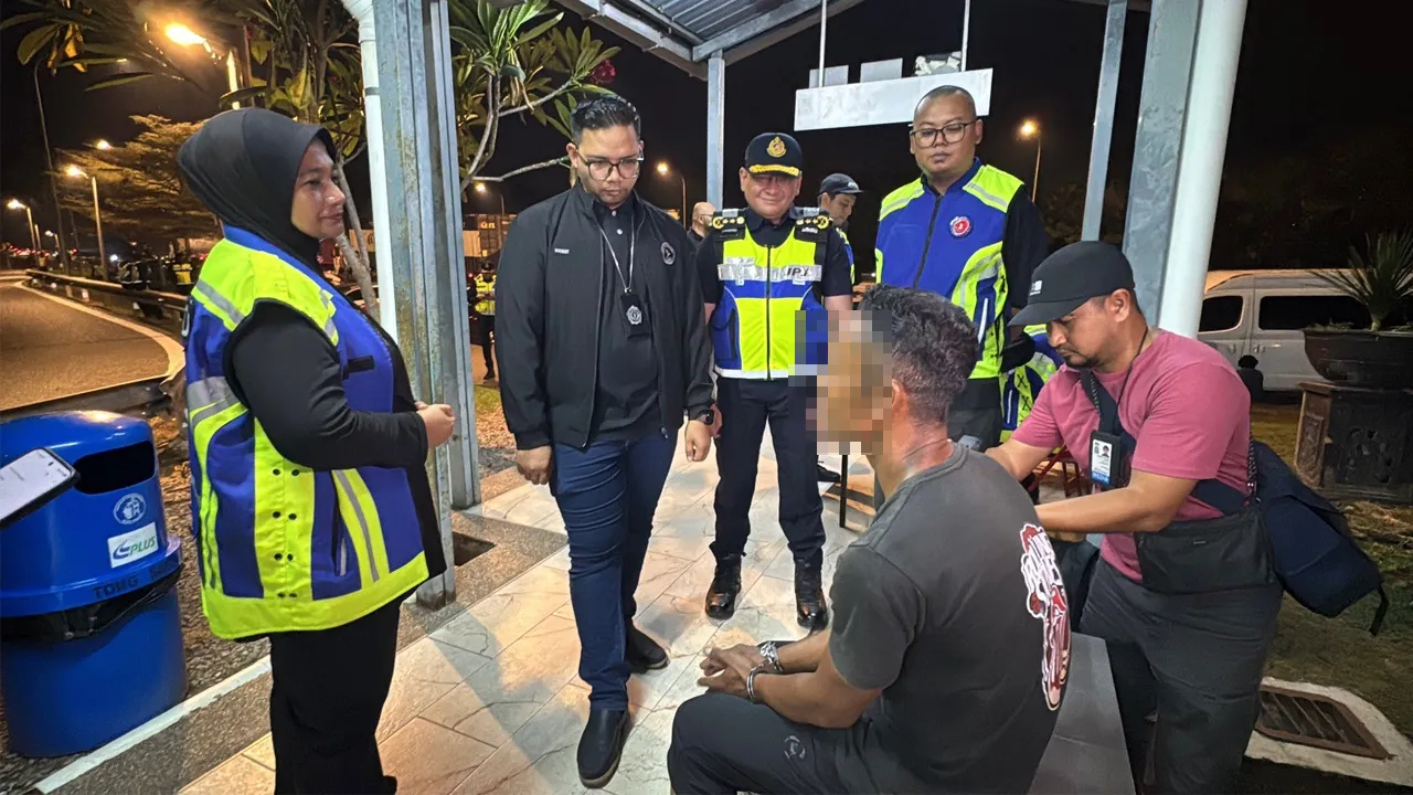 Tindakan pemandu kenderaan perdagangan mengambil dadah untuk bertahan lama untuk pemanduan menerima padah apabila ditahan Jabatan Pengangkutan Jalan (JPJ) Kedah.  Ini terbukti apabila seorang pemandu lori muatan simen ditahan selepas didapati positif dadah jenis methamphetamine dalam Ops Khas Bersepadu Dadah Terhadap Kenderaan Perdagangan di Plaza Tol Jitra (arah selatan), malam tadi._Astro AWANI