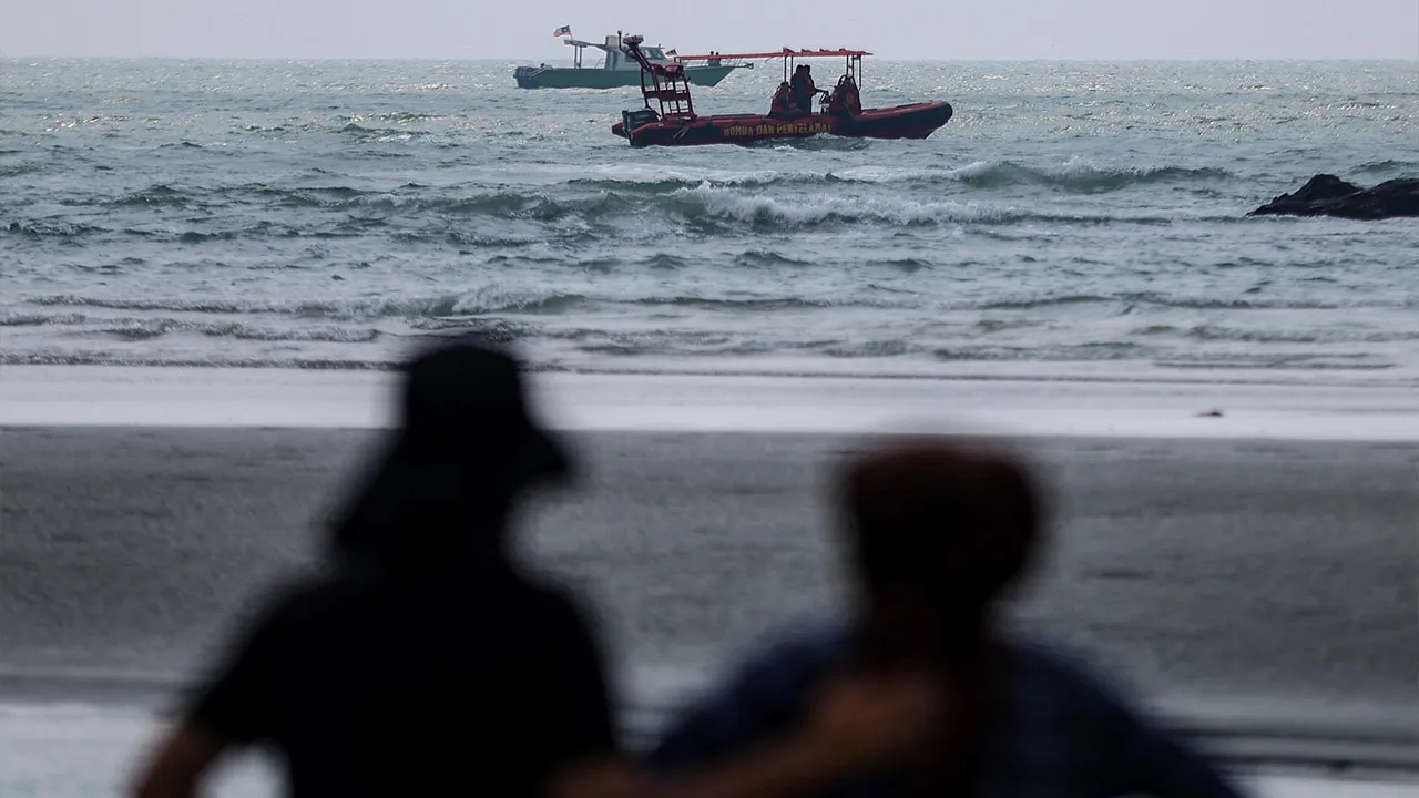 KOTA TINGGI, 4 Sept - Anggota bomba dan penyelamat meneruskan operasi mencari dan menyelamat (SAR) dua lagi mangsa yang masih hilang, yang memasuki hari ketiga di Pantai Tanjung Lompat, hari ini. - fotoBERNAMA (2026) HAK CIPTA TERPELIHARA
