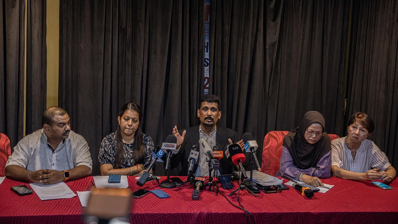 KUALA LUMPUR, 29 Ogos - Wakil keluarga mangsa, Dr. Manivannan Mirigaya (tengah) bercakap pada sidang media berhubung rakyat Malaysia yang masih hilang susulan kejadian banjir besar di sempadan Nepal-Tibet, di Plaza Makmur, Jalan Batu Caves, hari ini. - fotoBERNAMA (2026) HAK CIPTA TERPELIHARA
