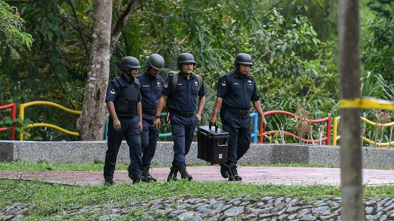 PADANG TERAP, 23 Sept - Anggota Unit Pemusnah Bom (UPB) Ibu Pejabat Polis Kontinjen (IPK) Kedah membawa keluar sebutir bom lama jenis mortar atau 'Unexploded Ordnance' (UXO) untuk dimusnahkan di sebuah kuari di Jalan Universiti Utara Malaysia-Padang Sanai di sini hari ini. Ketua Polis Daerah Padang Terap Supt Mohd Anuar Junoh berkata pihaknya menerima maklumat mengenai penemuan itu kira-kira 11 pagi daripada seorang pekerja landskap yang menemui objek disyaki bom ketika mencabut dan mencungkil rumput lalang