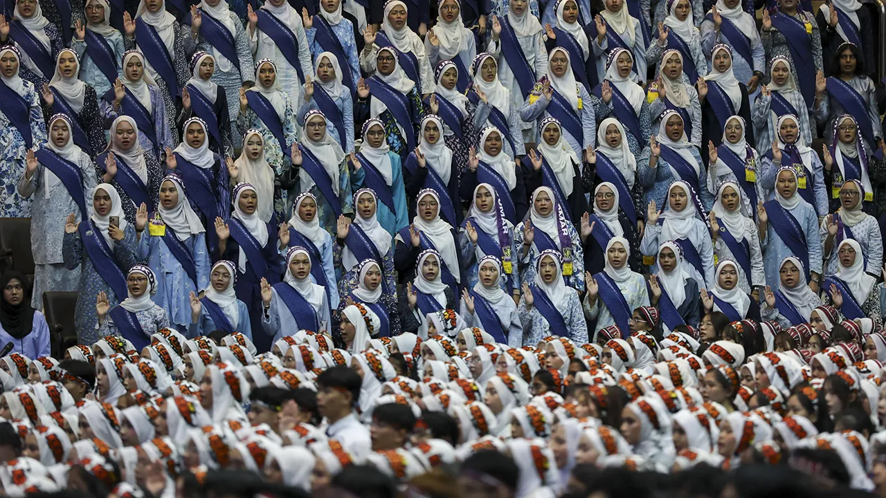 BANGI, 22 Sept - Seramai 4,379 pelajar melafaz ikrar di hadapan Naib Canselor Universiti Kebangsaan Malaysia (UKM) Prof. Dato' Dr. Sufian Jusoh pada sesi Bacaan Ikrar Pelajar Baharu Universiti Kebangsaan Malaysia (UKM) Sesi 2026/2027 di Dewan Canselor Tun Abdul Razak UKM Bangi hari ini. - fotoBERNAMA