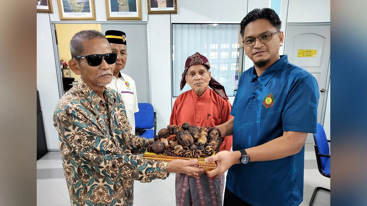 ALOR SETAR, 13 Sept - Pengasas Yayasan Tunku Kassim, Tunku Mansor Tunku Kassim (kiri) menyerahkan peluru meriam tinggalan zaman perang Kedah-Siam 1821 kepada Ketua Muzim Kota Kuala Kedah, Zaidi Harun (kanan) yang menjadi tarikan baharu sempena Karnival Memperingati Bapa Kemerdekaan Tunku Abdul Rahman Putra Al-Haj 2026 di Muzium Kota Kuala Kedah, hari ini. - fotoBERNAMA (2026) HAK CIPTA TERPELIHARA