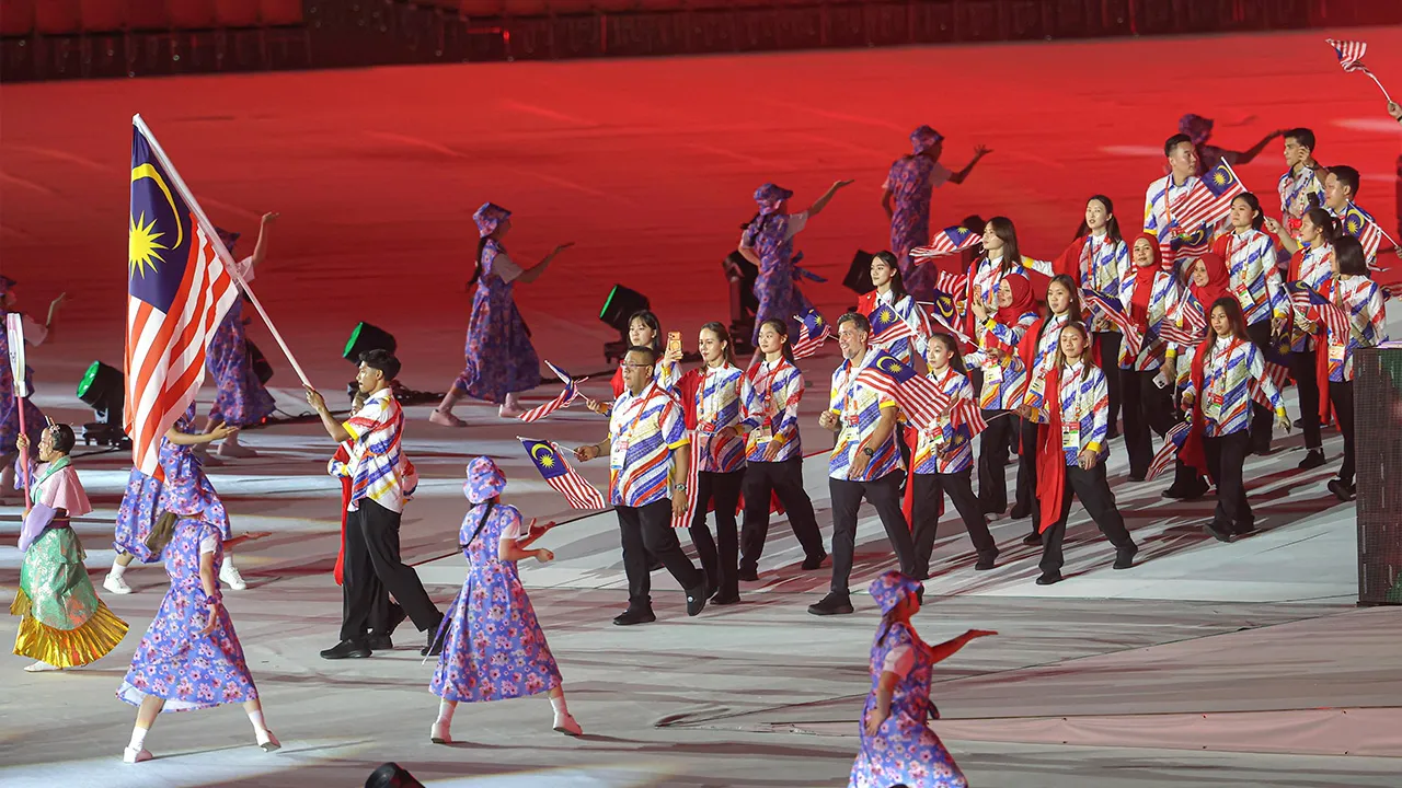 NAGOYA, 19 Sept - Kontinjen Malaysia mengibarkan Jalur Gemilang dengan penuh semangat ketika memasuki ruang perarakan pada upacara pembukaan rasmi Sukan Asia Aichi-Nagoya 2026 di Nagoya City Mizuho Park Athletic Stadium hari ini. Edisi ke-20 temasya berprestij itu menghimpunkan lebih 15,000 atlet dari 45 negara yang bakal menguji kekuatan, kemahiran dan ketahanan dalam 43 jenis sukan membabitkan 469 acara sepanjang 16 hari pertandingan. Jepun menjadi tuan rumah buat kali ketiga selepas Tokyo pada 1958 dan H
