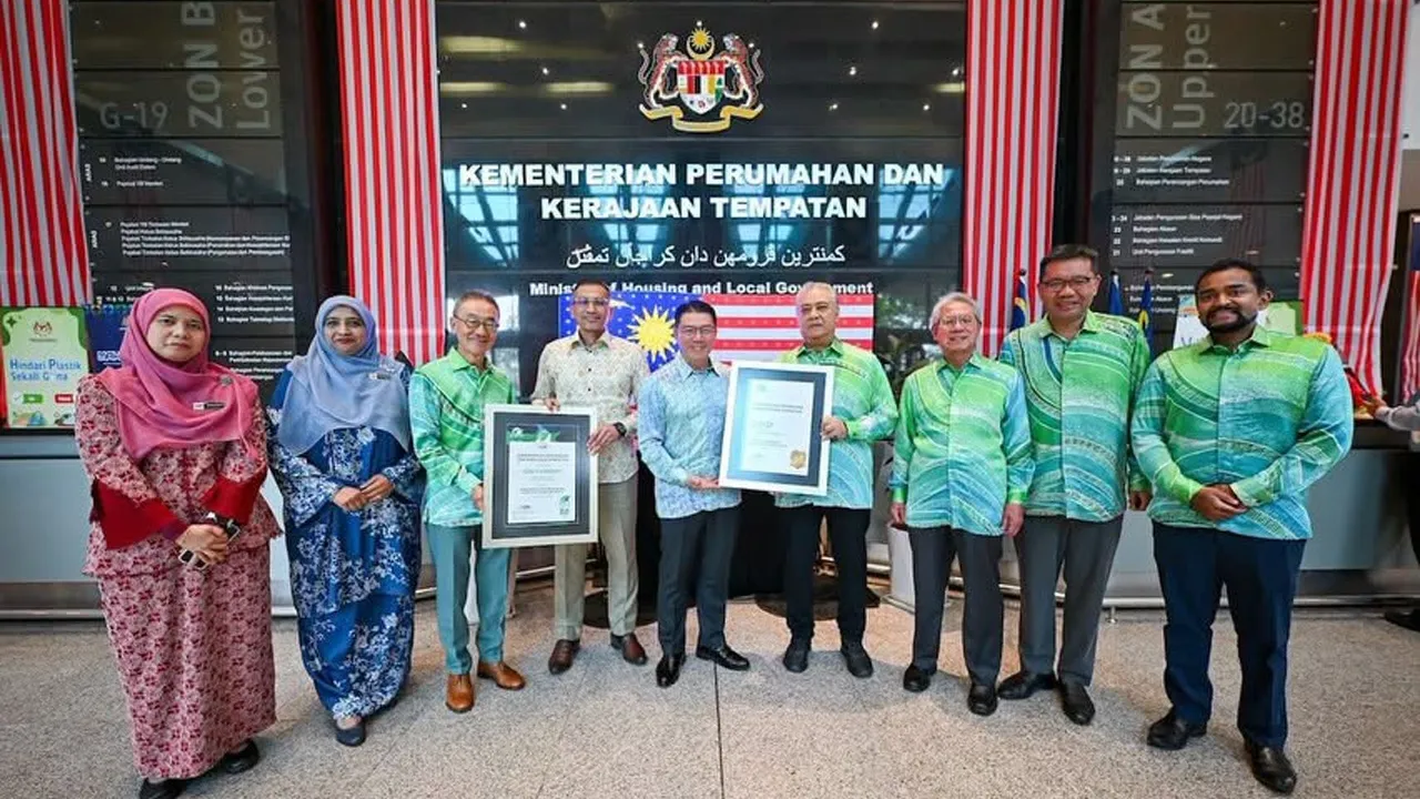 KPKT CIPTA SEJARAH, KEMENTERIAN PERTAMA RAIH PENARAFAN GREENRE GOLD PUTRAJAYA, 1 September 2026 – Kementerian Perumahan dan Kerajaan Tempatan (KPKT) mencipta sejarah sebagai kementerian pertama di Malaysia meraih Penarafan GreenRE Gold di bawah kategori Existing Non-Residential Building (ENRB v3.3), sekali gus mencerminkan komitmen Kementerian dalam menerajui agenda kecekapan tenaga, kelestarian alam sekitar dan pengurusan bangunan hijau kredit: KPKT Malaysia
