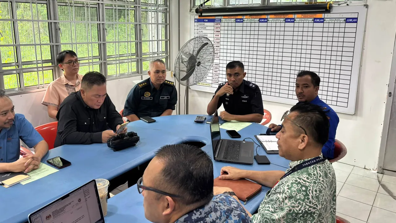 MESYUARAT KHAS PENYELARASAN TINDAKAN DAN KESIAPSIAGAAN BERHUBUNG KADAR INDEKS PENCEMARAN UDARA (IPU) DI WILAYAH PERSEKUTUAN LABUAN 6 SEPTEMBER 2026, LABUAN - Satu mesyuarat khas penyelarasan tindakan dan kesiapsiagaan agensi telah diadakan bagi membincangkan status terkini bacaan Indeks Pencemaran Udara (IPU) di Wilayah Persekutuan Labuan. kredit:FB Jabatan Alam Sekitar