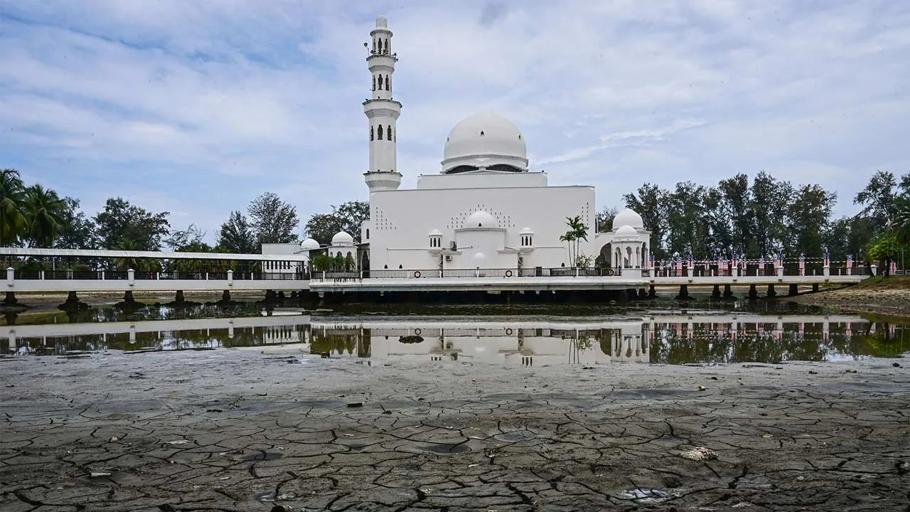 KUALA TERENGGANU, 22 Sept - Kerja-kerja mengeringkan dan menurunkan paras air di Masjid Tengku Tengah Zaharah (Masjid Terapung), Kuala Ibai, giat dilaksanakan ketika tinjauan hari ini. Orang awam dilarang memasuki atau menghampiri kawasan tasik sekitar masjid berkenaan sepanjang tempoh kerja-kerja pembaikan dan penyelenggaraan dijalankan. Projek di bawah seliaan Jabatan Kerja Raya (JKR) Terengganu yang bermula Ogos lepas itu dijangka siap Disember tahun depan dengan kos kira-kira RM2 juta. - fotoBERNAMA (20