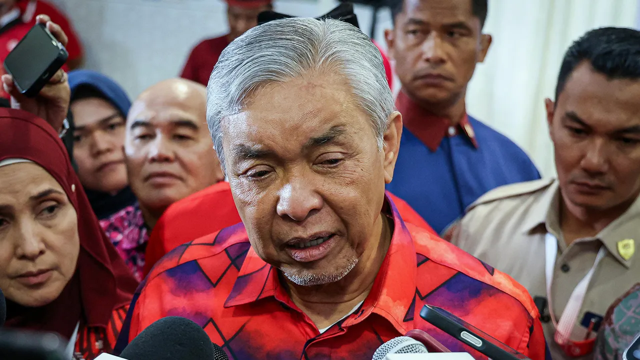 KUALA LUMPUR, 10 Sept - Presiden UMNO Datuk Seri Dr Ahmad Zahid Hamidi menjawab pertanyaan media pada Perhimpunan Agung UMNO 2026 di Pusat Dagangan Dunia Kuala Lumpur hari ini. - fotoBERNAMA (2026)