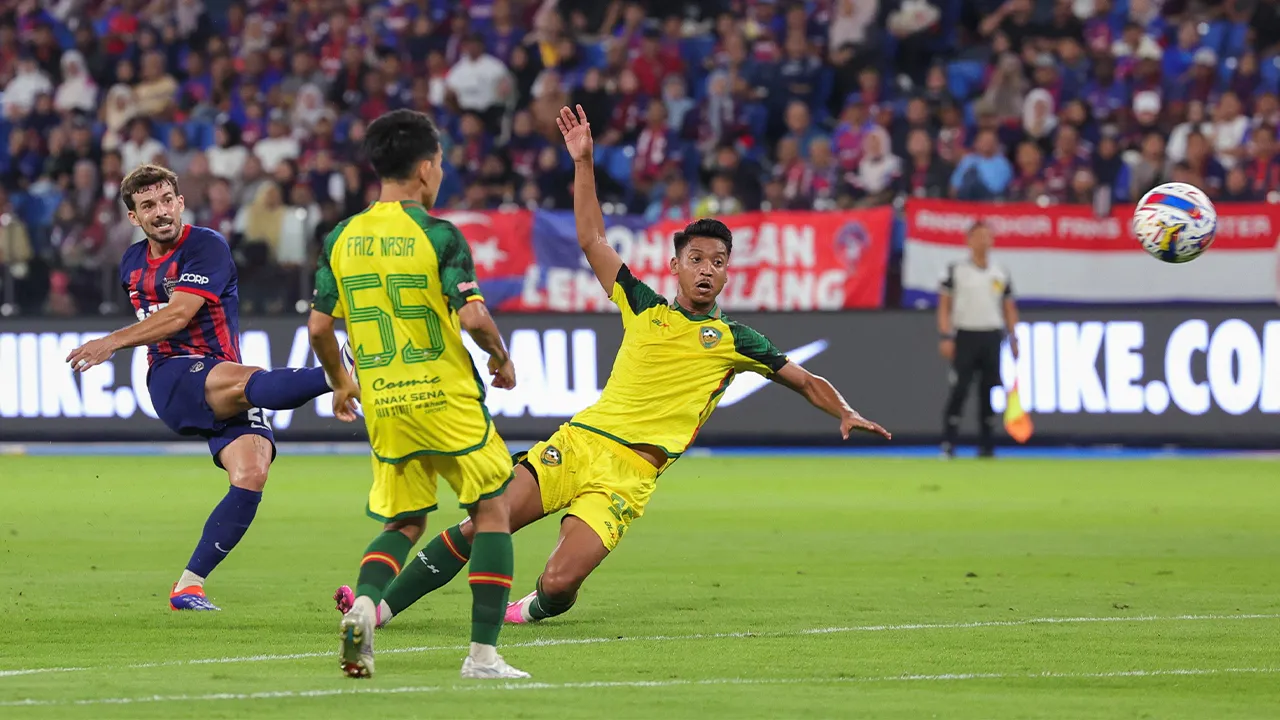 ISKANDAR PUTERI, 4 Ogos - Pemain JDT Juan Muniz Gallego (kiri) melakukan percubaan ketika menentang Kedah Darul Aman FC pada perlawanan separuh akhir kedua Piala FA di Stadium Sultan Ibrahim hari ini. - fotoBERNAMA (2024) HAK CIPTA TERPELIHARA  Photographed By: MOHD HILMIZUDIN