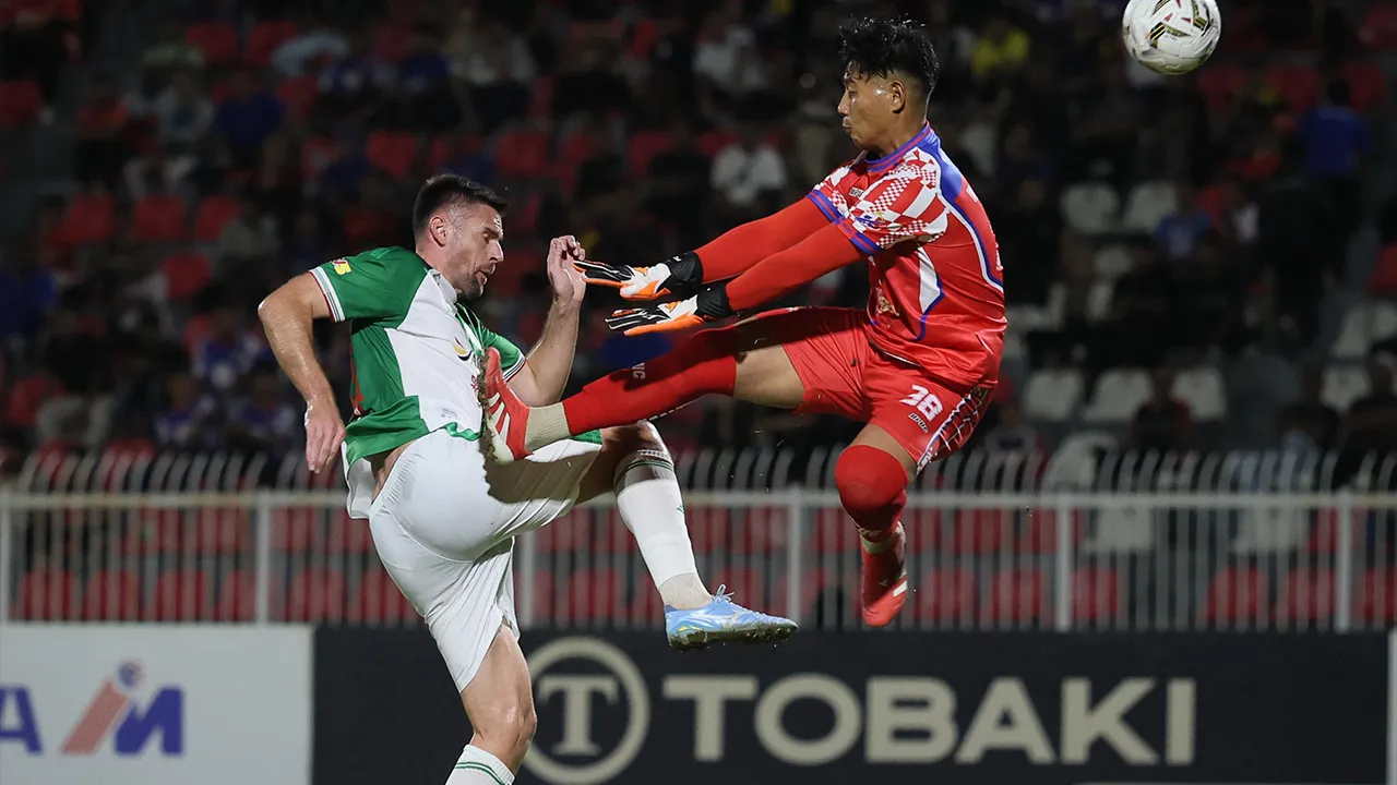 KOTA BHARU, 20 Sept - Penjaga gol pasukan Kelantan City FC Yuaiman Mt Yusoh (kanan) menepis bola ketika diasak pemain pasukan Kuching City FC Ajdin Mujagis dalam perlawanan suku akhir pertama Piala FA di Stadium Sultan Muhammad Ke-lV di sini hari ini. Keputusan semasa Kelantan City FC 0-0 Kuching City FC. - fotoBERNAMA