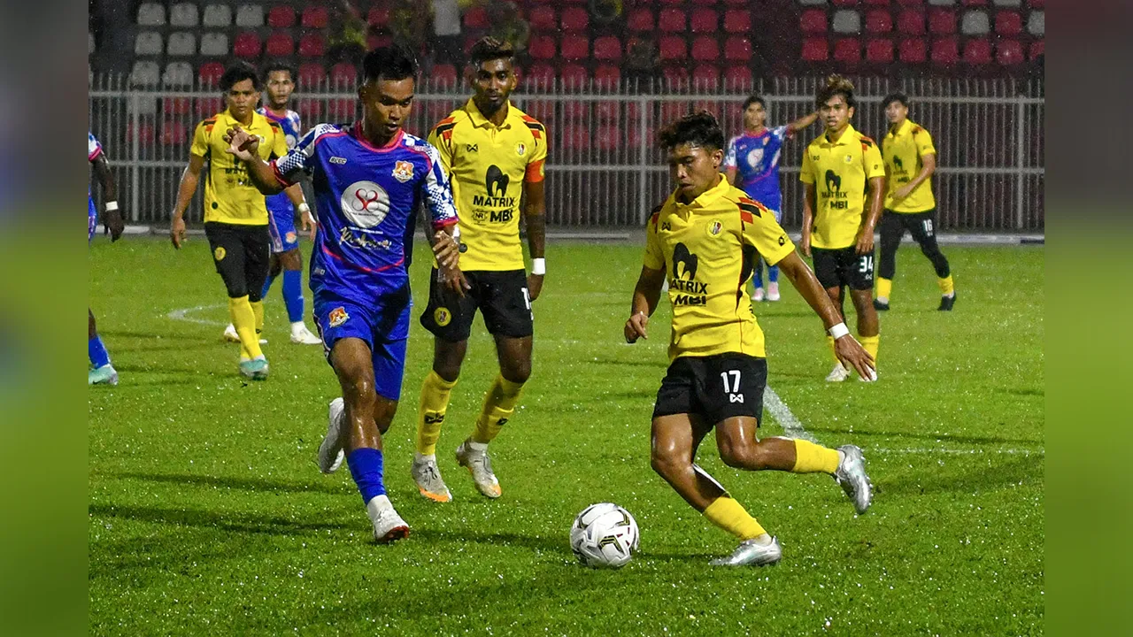 KOTA BHARU, 2 Sept - Pemain Negeri Sembilan FC Muhamad Akif Abdul Mutalib (tiga, kanan) cuba melepasi kawalan pemain Kelantan City FC Muhammad Asraff Aliffuddin Yasin (dua, kiri) pada saingan Piala FA di Stadium Sultan Muhammad ke-IV malam ini. - fotoBERNAMA (2026) HAK CIPTA TERPELIHARA  Photographed By: SHAHURI SAIDI