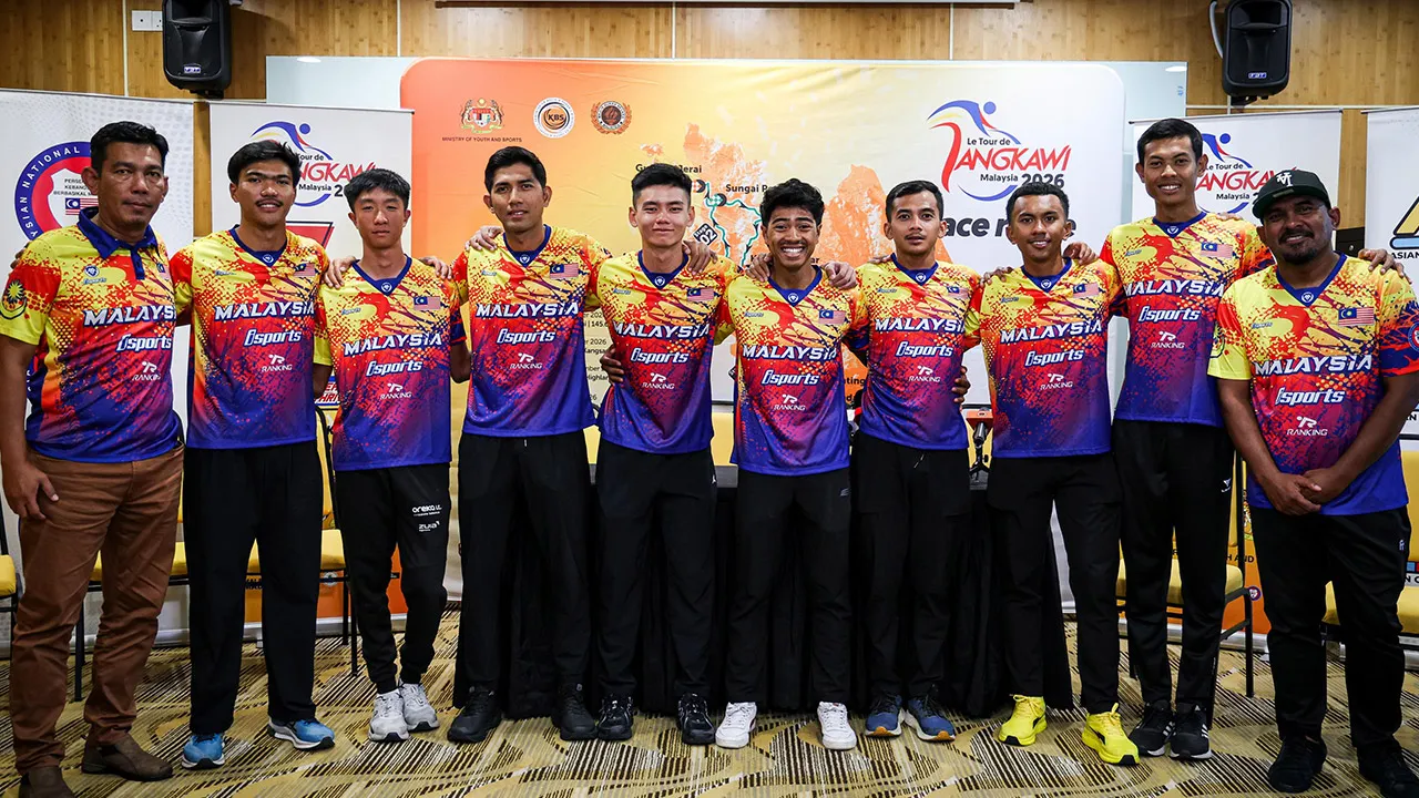 KUALA LUMPUR, 15 Sept - Barisan Pelumba Berbasikal Kebangsaan bergambar bersama pada sidang media sempena Persekutuan Kebangsaan Berbasikal Malaysia (PKBM) Perkenalkan 8 Pelumba Dalam Senarai Awal Pasukan Kebangsaan ke Le Tour de Langkawi (LTdL) 2026 di MSN Bukit Jalil, hari ini. - fotoBERNAMA (2026) 