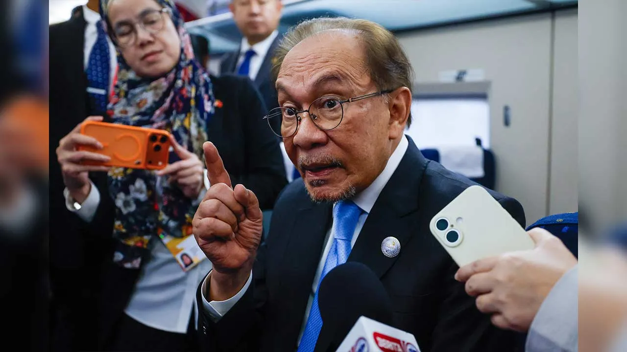 SHANGHAI, Sept 23 - Prime Minister Datuk Seri Anwar Ibrahim speaks at a press conference while travelling from Shanghai to Hangzhou on China "'s high-speed train, after departing from Shanghai Hongqiao Railway Station today. - fotoBERNAMA (2026) COPYRIGHT RESERVED
