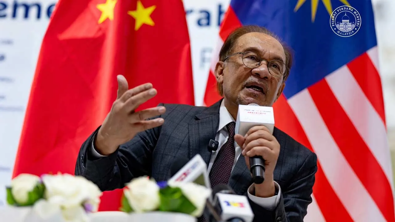 Menutup tirai lawatan kerja ke Republik Rakyat China, saya bertemu pengamal media Malaysia dan memaklumkan mengenai isu keresahan peniaga mikro, kecil dan sederhana (PMKS) tempatan terhadap persaingan platform e-dagang luar, yang telah saya bangkitkan secara langsung dalam perbincangan dua hala bersama kepimpinan tertinggi China serta dalam sesi pertemuan perniagaan.