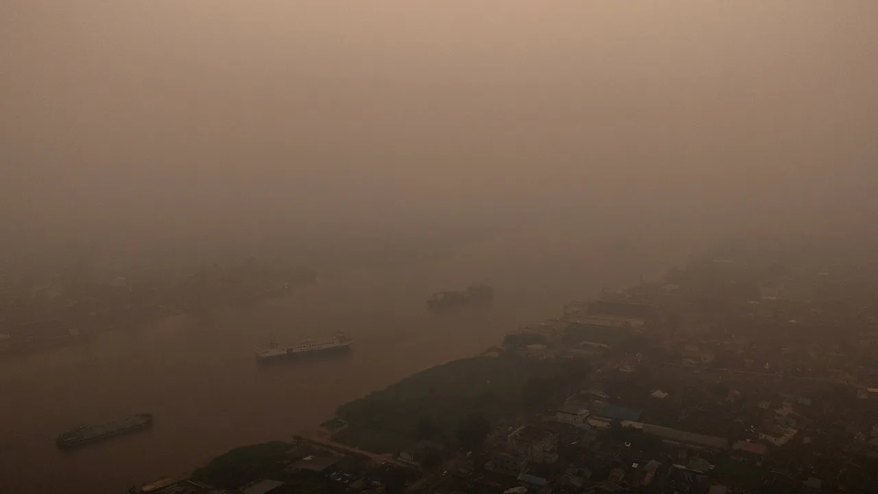 A drone view of ships on the Kapuas river as haze from wildfires blankets the area in Pontianak, West Kalimantan province, Indonesia, August 27, 2026. REUTERS/Willy Kurniawan 