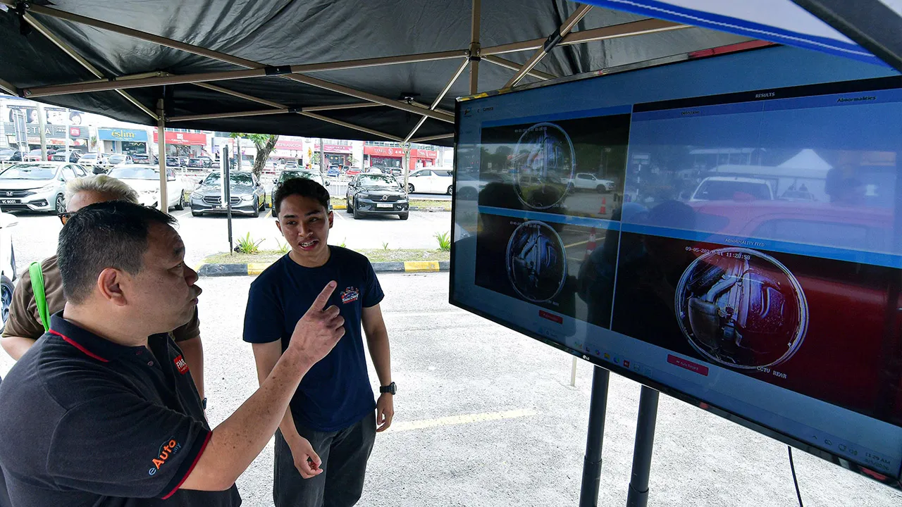 KLANG, 5 Sept - Pelanggan melihat keadaan bawah kenderaan melalui teknologi Kecerdasan Buatan (AI) ketika hadir membuat pemeriksaan kenderaan ke Program "GiCheck Auto Weekend 2026 " PUSPAKOM di Kawasan Letak Kereta Pusat Membeli Belah Aeon Bukit Tinggi, Klang hari ini. - fotoBERNAMA (2026) HAK CIPTA TERPELIHARA