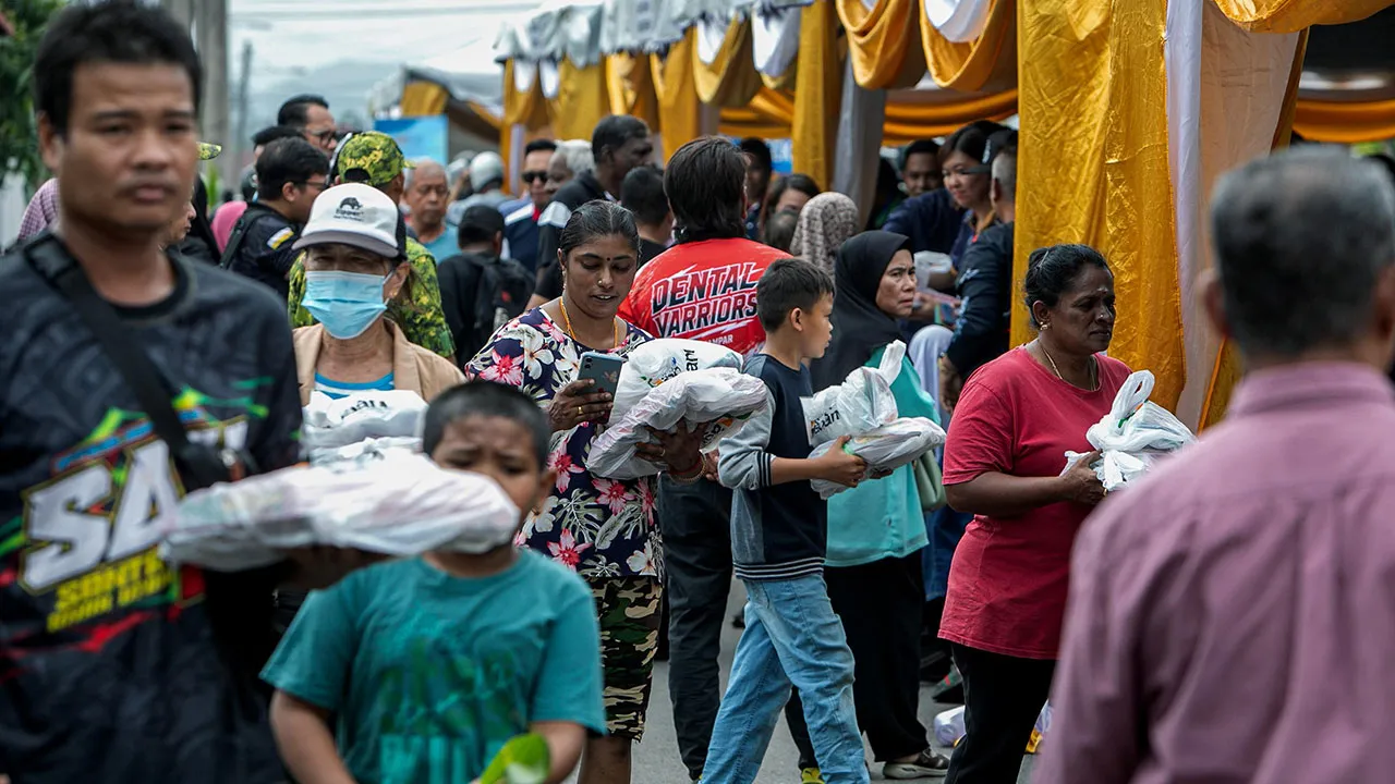 GOPENG, 20 Sept - Orang ramai tidak melepaskan peluang hadir bagi mendapatkan barang keperluan sempena Program MADANI Kita di Dewan Bandaran Gopeng hari ini. - fotoBERNAMA (2026) 