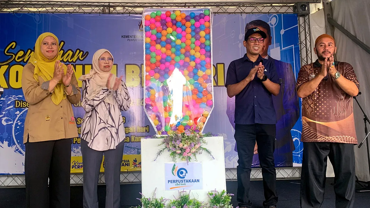 BACHOK, 5 Sept - Pengarah Bahagian Pembangunan Modal Insan Perpustakaan Negara Malaysia (PNM), Hasnita Zakaria (dua, kiri) bersama kakitangan PNM Kelantan ketika merasmikan Program Sentuhan Komuniti Bestari di Perpustakaan Desa Kampung Chap Bekelam, hari ini. Terdapat 1,080 Perpustakaan Desa di seluruh negara, dengan 506 daripadanya berada di bawah seliaan PNM, termasuk 34 di Kelantan. - fotoBERNAMA (2026) HAK CIPTA TERPELIHARA
