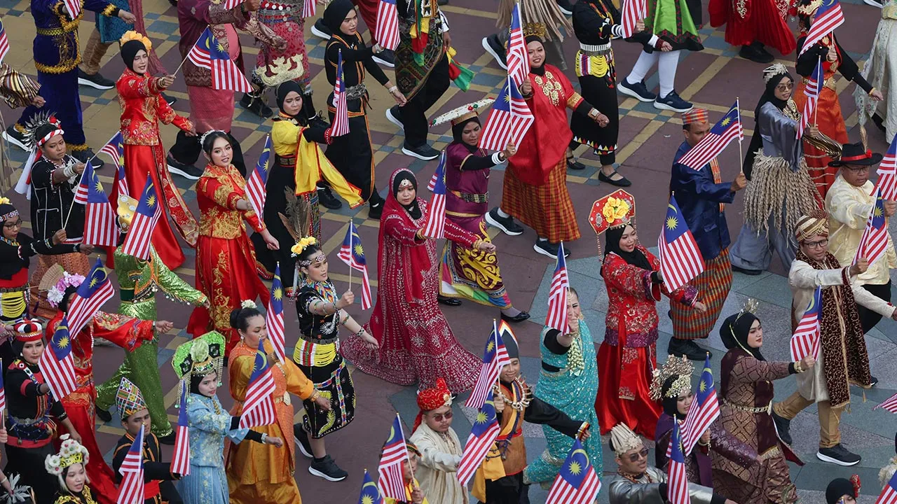 PUTRAJAYA, 31 Ogos - Peserta memakai pakaian tradisional etnik di dalam negara pada perbarisan Sambutan Hari Kebangsaan 2026 di Dataran Putrajaya, hari ini. Sambutan bertemakan "Malaysia MADANI: Kesejahteraan Dinikmati itu turut menampilkan pelbagai acara dan persembahan yang mencerminkan semangat patriotisme serta kepelbagaian budaya rakyat Malaysia. - fotoBERNAMA (2026) HAK CIPTA TERPELIHARA