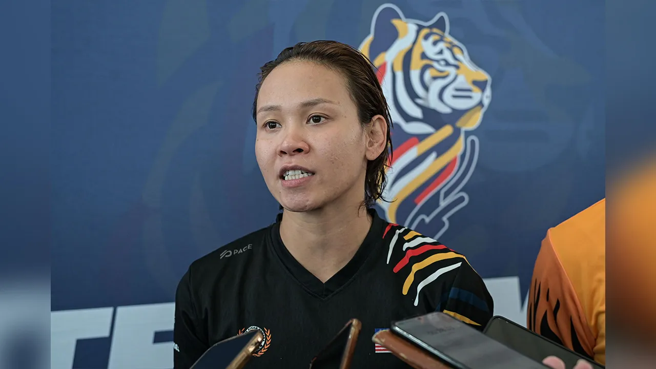 KUALA LUMPUR, 19 Ogos - Ratu terjun negara Datuk Pandelela Rinong bercakap kepada media semasa lawatan Ketua Kontinjen negara (CDM) ke Sukan Asia 2026 Datuk Mohd Sumali Reduan sempena persiapan menghadapi Sukan Asia Jepun 2026 di Pusat Akuatik Nasional Bukit Jalil hari ini. - fotoBERNAMA (2026) HAK CIPTA TERPELIHARA  photographed by: AFFAN FAUZI