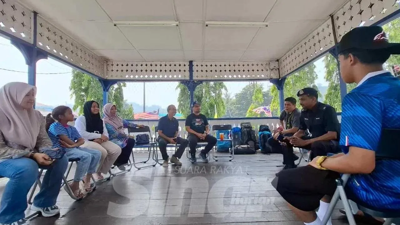 Ahli keluarga berkumpul di IPD Gerik semeentara menanti proses keterangan dilakukan. -- SINAR HARIAN