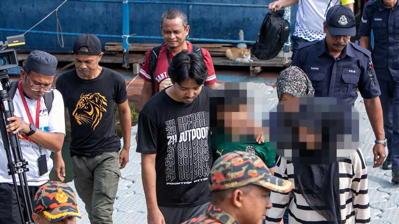 GERIK, 8 Sept - Enam individu termasuk dua kanak-kanak yang dilaporkan hilang ketika menyertai Ekspedisi Trans Gerah di Gunung Gerah, Kelantan, selamat tiba di Jeti Trojan, Tasik Temenggor, Gerik hari ini selepas dibawa keluar dari kawasan berkenaan. Sebelum ini, Wan Ahmad Aslam Wan Zairudin, 39, dan isteri Siti Zulaiha Norizan, 39, serta anak Diya Raisha, 13, dan Ahmad Raef, 9, serta dua malim gunung Shafiee Sidek, 49, dan Hazman Mamat, 43, dilaporkan hilang selepas mendaki gunung itu pada 29 Ogos. Mereka 