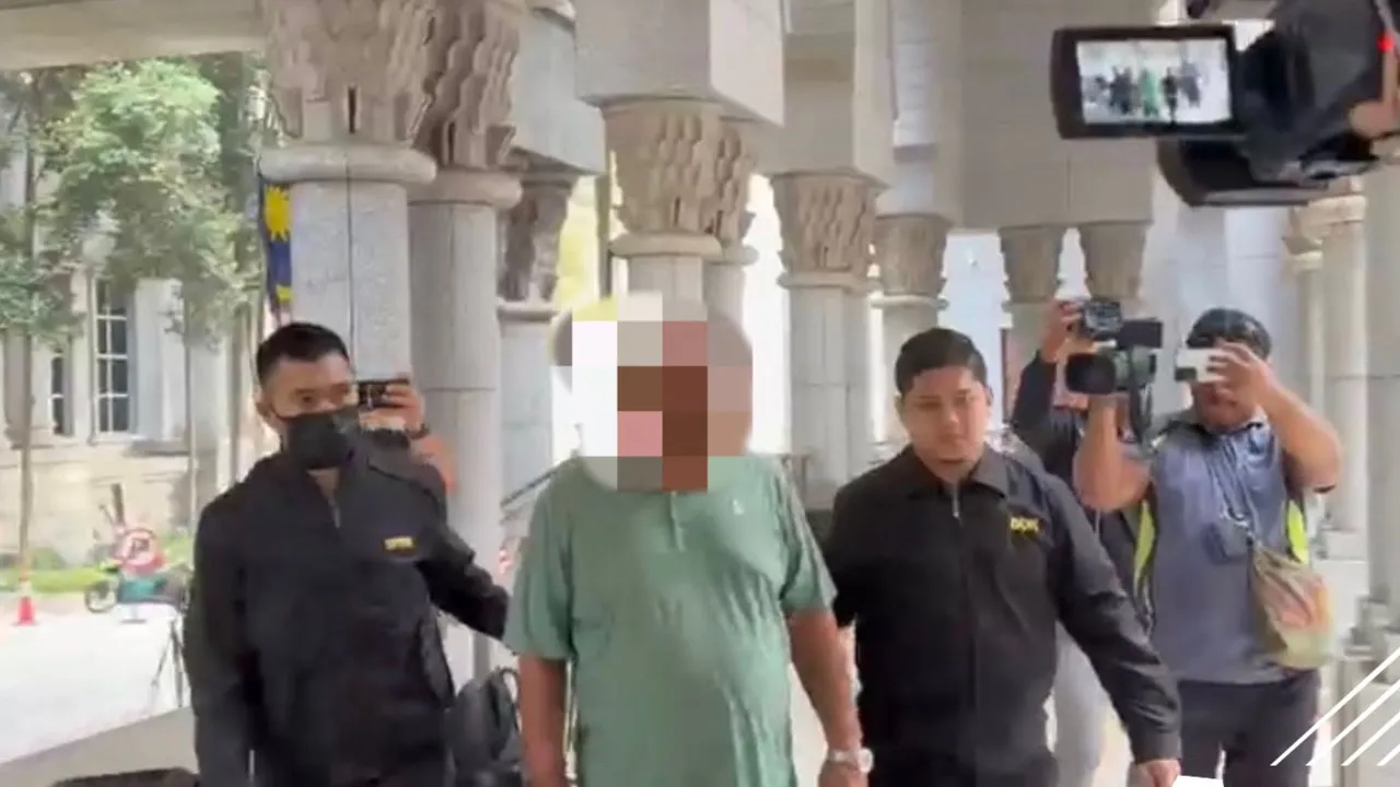 Bekas pengarah besar FELDA tiba di Mahkamah Majistret di Putrajaya hari ini untuk prosiding reman berkaitan kes salah guna kuasa berhubung pelantikan syarikat pemaju bagi sebuah projek di ibu negara, selain urusan penjualan tanah milik badan berkanun berkenaan._BERNAMA