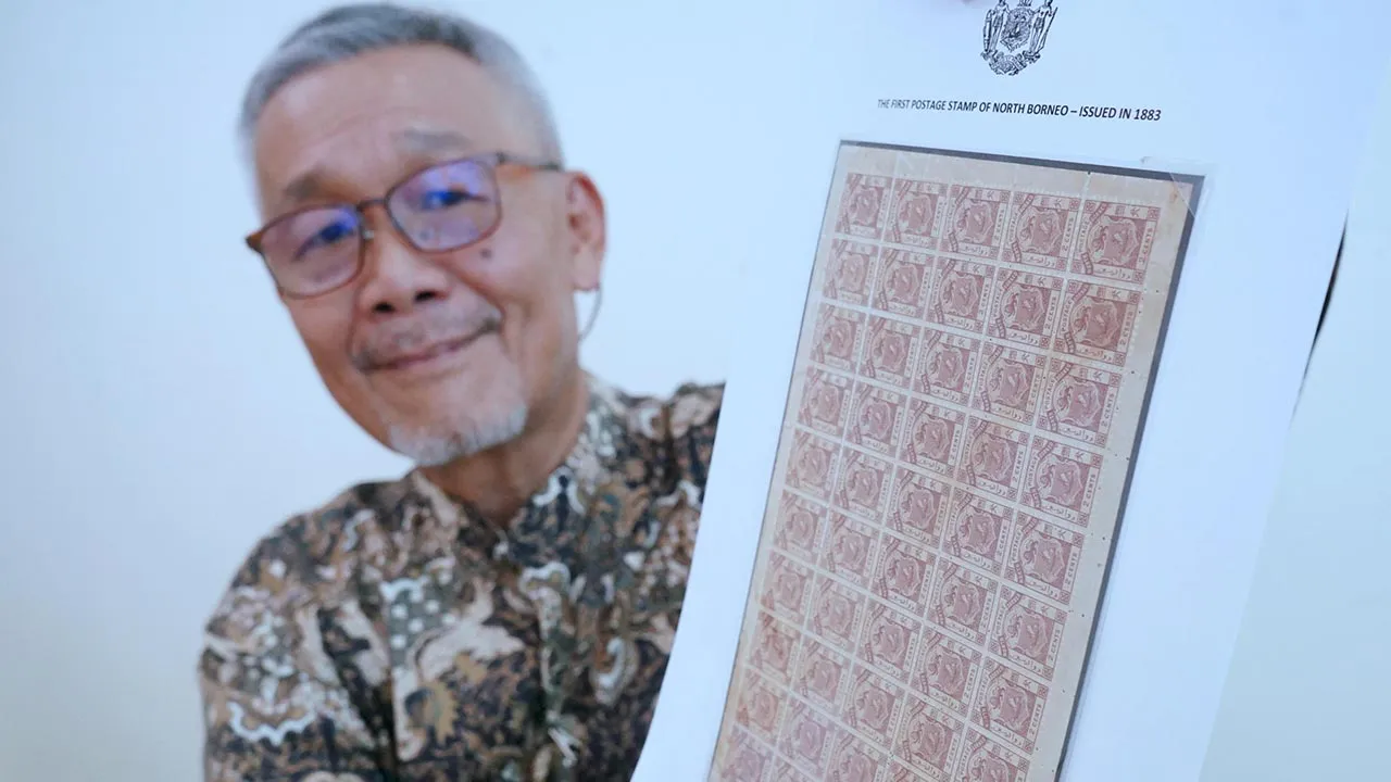 KOTA KINABALU, 13 Sept - Pengumpul setem Borneo Utara William Wang, 67, yang diberi gelaran "Raja Segala Hobi" atau King of Hobbies menunjukkan koleksi setem Borneo Utara yang dikeluarkan pada 1883 dalam temu bual bersama BERNAMA baru-baru ini. William berpandangan bahawa mengumpul setem bukan sekadar aktiviti, sebaliknya menjadi wadah untuk mendalami sejarah, ilmu dan perkembangan masyarakat menerusi setiap keping setem yang dikumpulkannya. Bagi ahli filateli itu, minatnya bermula ketika beliau berusia 10 