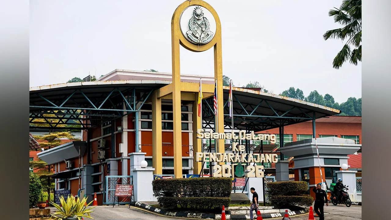 KAJANG, 21 Sept - Penjara Kajang menjadi tumpuan pengamal media susulan pengumuman Yang di-Pertuan Agong Sultan Ibrahim memperkenankan pengampunan bersyarat terhadap bekas Perdana Menteri Datuk Seri Najib Tun Razak. Tinjauan BERNAMA hari ini, mendapati petugas Jabatan Penjara Malaysia melakukan sekatan di laluan menuju pintu utama penjara bagi mengawal pergerakan keluar masuk ke kompleks berkenaan. - fotoBERNAMA (2026) HAK CIPTA TERPELIHARA