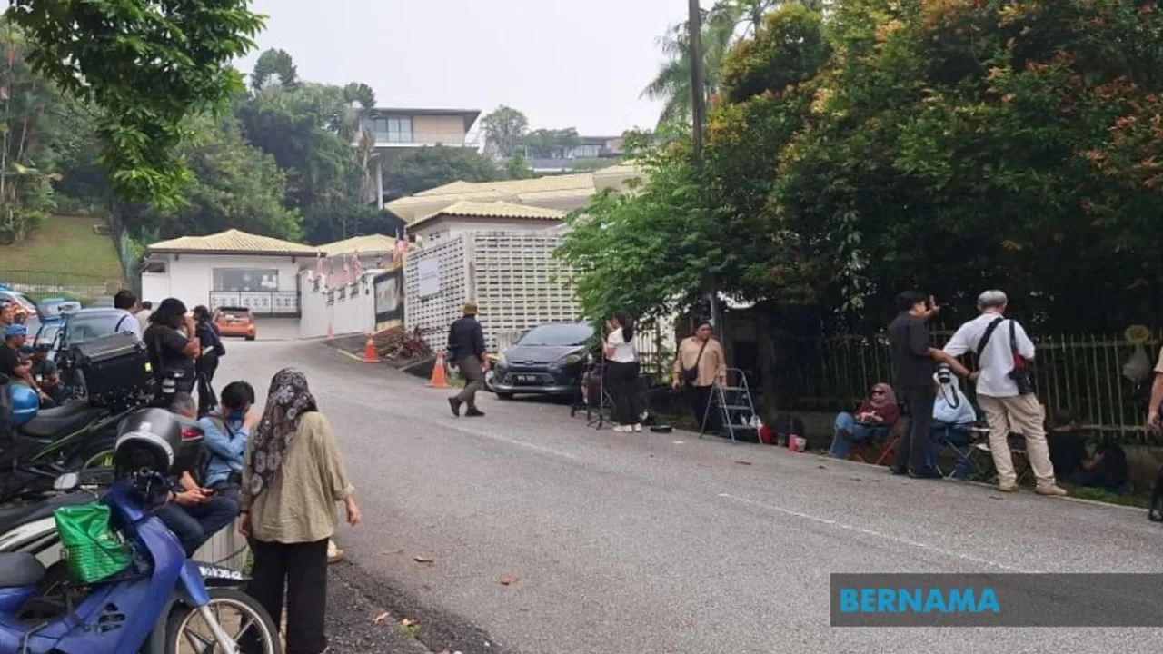 KAJANG, 18 Sept (Bernama) -- Penjara Kajang dan kediaman bekas Perdana Menteri Datuk Seri Najib Tun Razak menjadi tumpuan pengamal media dalam dan luar negara berikutan pengumuman Yang di-Pertuan Agong Sultan Ibrahim memperkenankan pengampunan bersyarat kepada beliau hari ini.