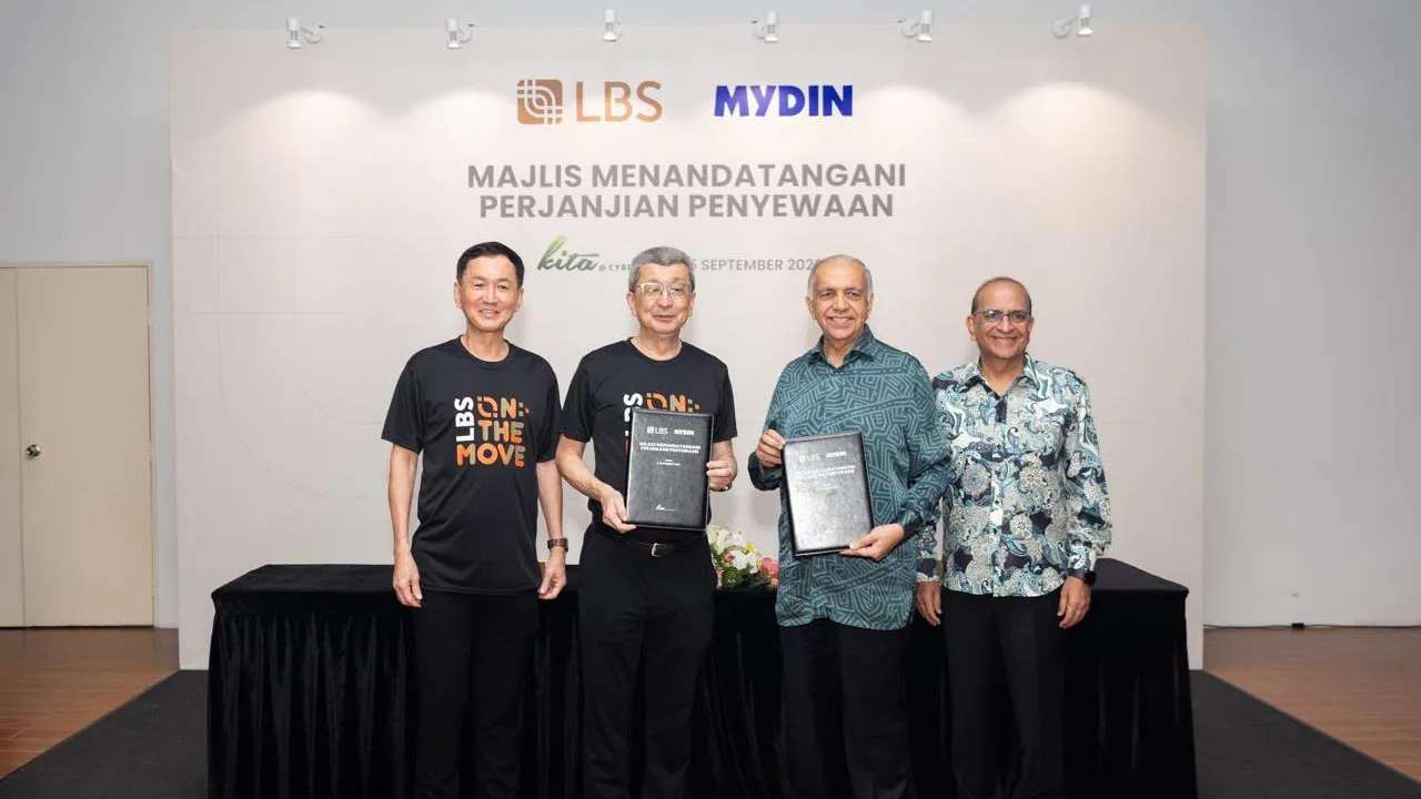 (Dari kiri ke kanan) Datuk Wira Lim Hock Guan, Pengarah Urusan Kumpulan dan Ketua Pegawai Eksekutif LBS; Tan Sri Dato' Sri Ir. (Dr.) Lim Hock San, Pengerusi Eksekutif Kumpulan LBS; Datuk Wira (Dr.) Haji Ameer Ali Mydin, Pengarah Urusan MYDIN; dan Tuan Ahimmat Mydin, Pengarah Eksekutif MYDIN, di majlis pemeteraian Perjanjian Penyewaan antara LBS dan MYDIN di KITA @ Cybersouth, menandakan satu lagi pencapaian penting dalam pembangunan komersial bandar tersebut.