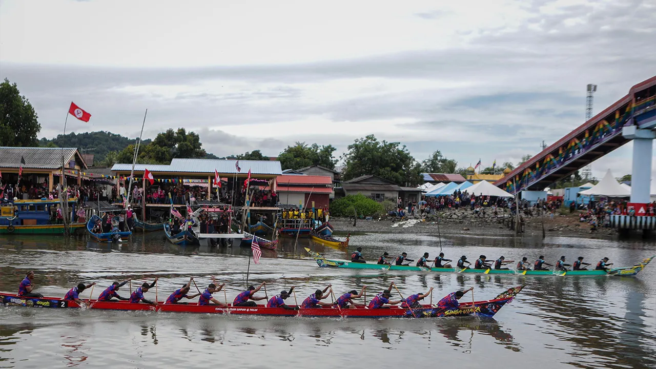 KANGAR 19 Sept - Pasukan yang bertanding berentap dalam acara perlumbaan perahu tradisional pada Pesta Air Antarabangsa Kuala Perlis 2026. Pesta air yang berlangsung dari 18 hingga 20 September itu menghimpunkan 19 kampung sekitar Kuala Perlis, menyajikan pelbagai acara menarik termasuk perlumbaan perahu tradisional, pukul bantal, panjat tiang licin dan pertandingan keceriaan kampung. Acara tahunan ini bukan sahaja mengeratkan silaturahim antara penduduk, _BERNAMA