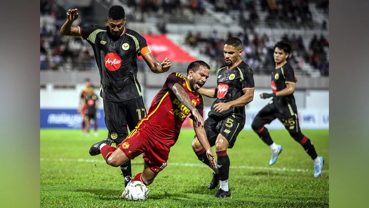 KANGAR, 19 Sept - Pemain Selangor FC, Eduardo Jose Sosa Vegas (tengah) diasak dua pemain Star City FC pada perlawanan suku akhir pertama Piala FA 2026/2027 di Stadium Tuanku Syed Putra, hari ini. - fotoBERNAMA (2026) HAK CIPTA TERPELIHARA